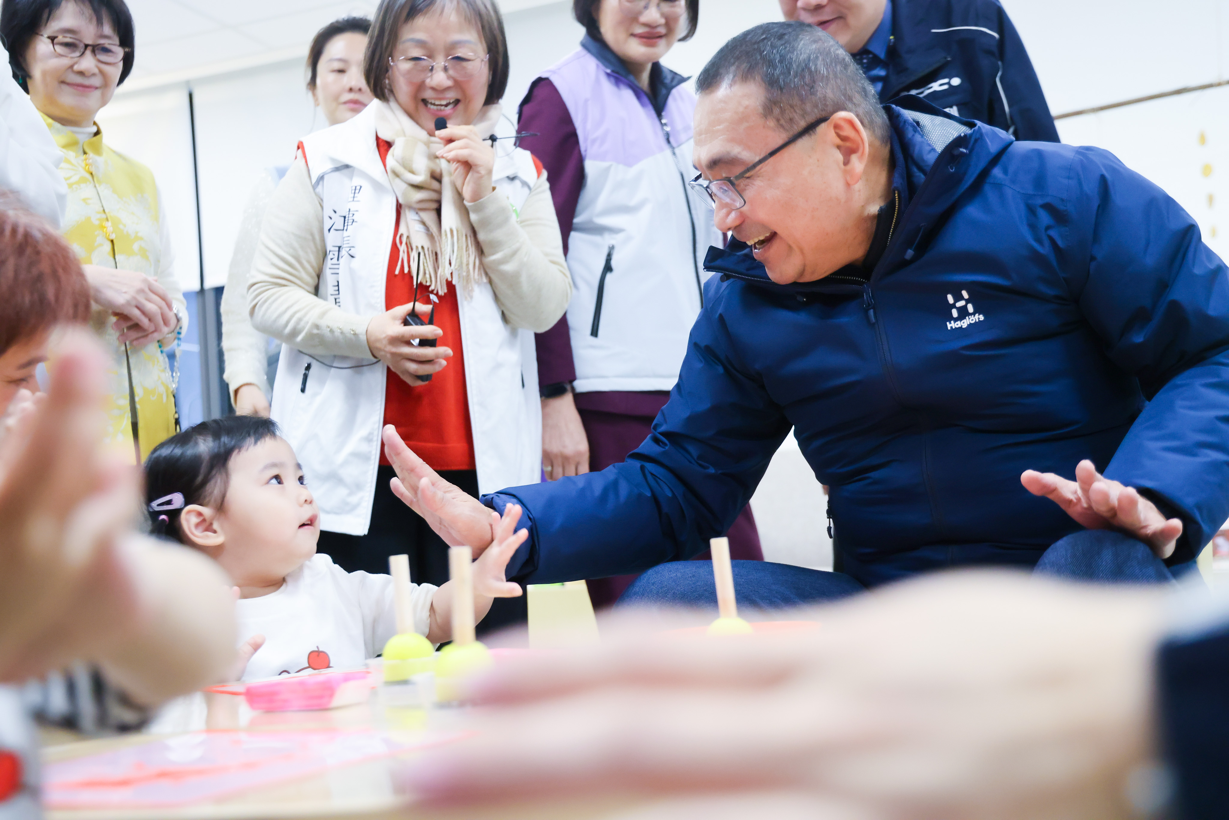 侯友宜表示，每個孩子都是新北市的寶貝，新北市積極推動公共托育，打造家長安心、孩子開心的托育環境。