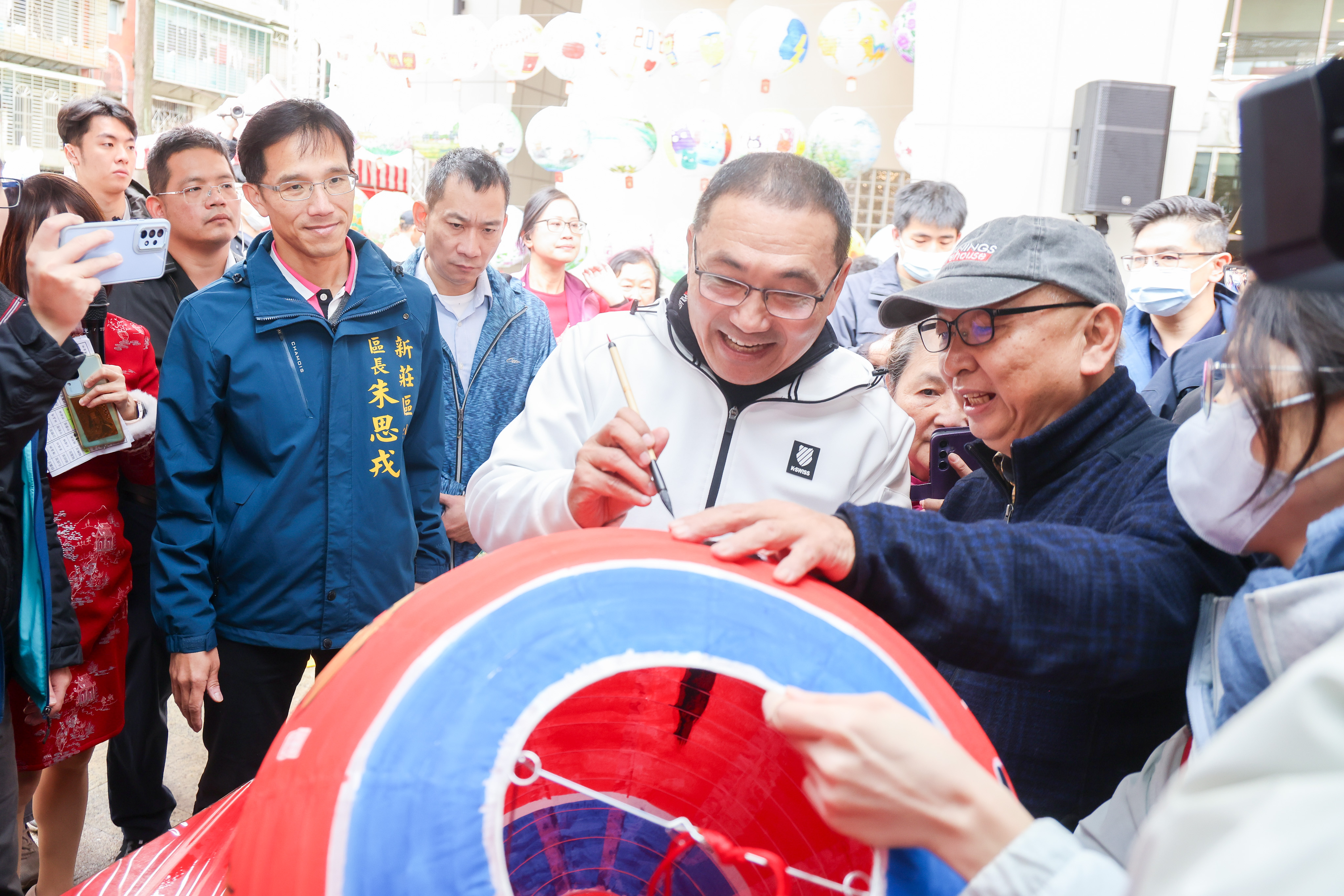 新北市長侯友宜與大小朋友一起彩繪燈籠，感受濃厚的節慶氣氛。