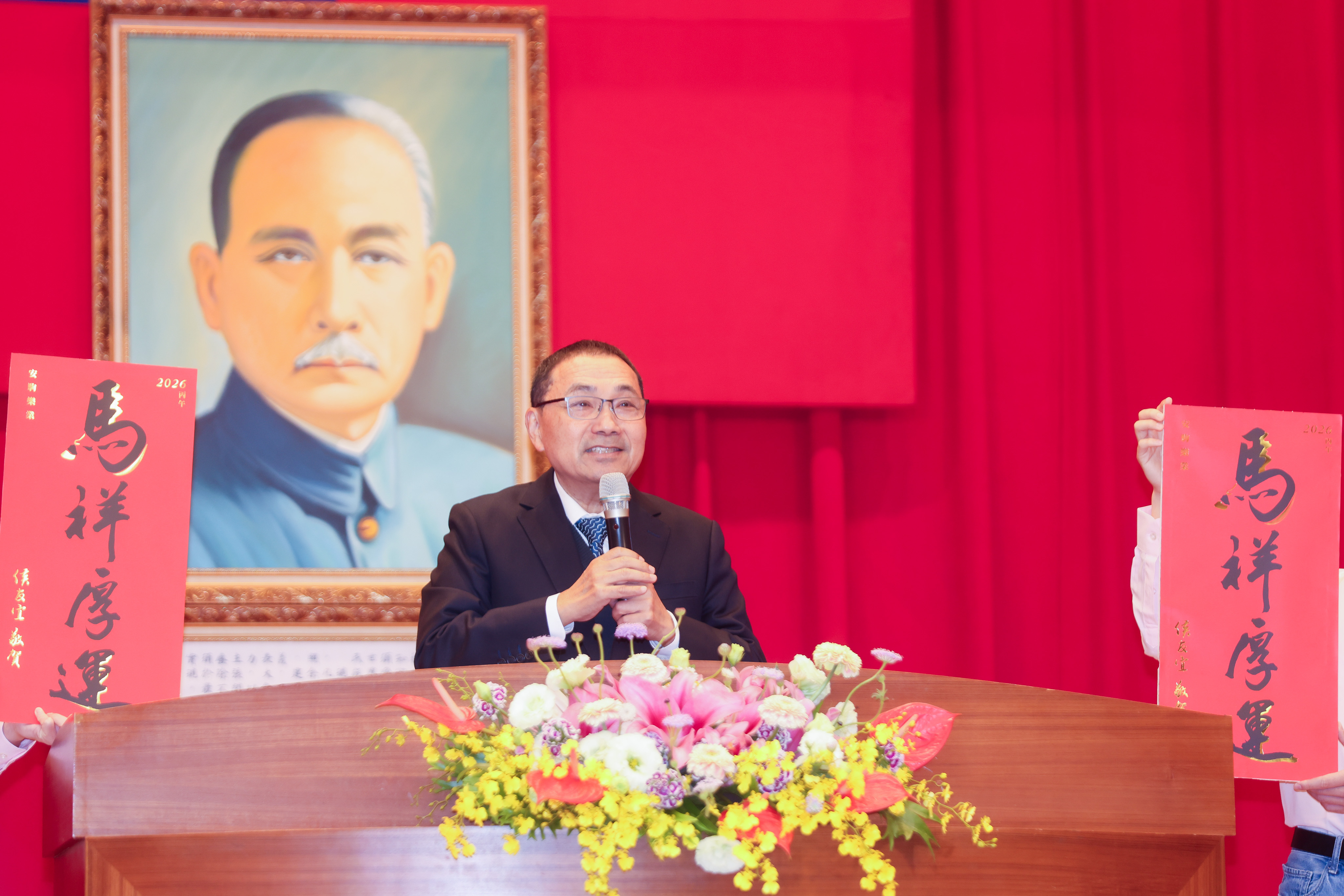 侯友宜表示，市府今（115）年全國首推「雙保（飽）PLUS健檢」福利政策，提供農保補助、農漁民長者健檢及全額補助農民職業災害保險自付額的照顧措施，支持長期為新北付出的農漁民。