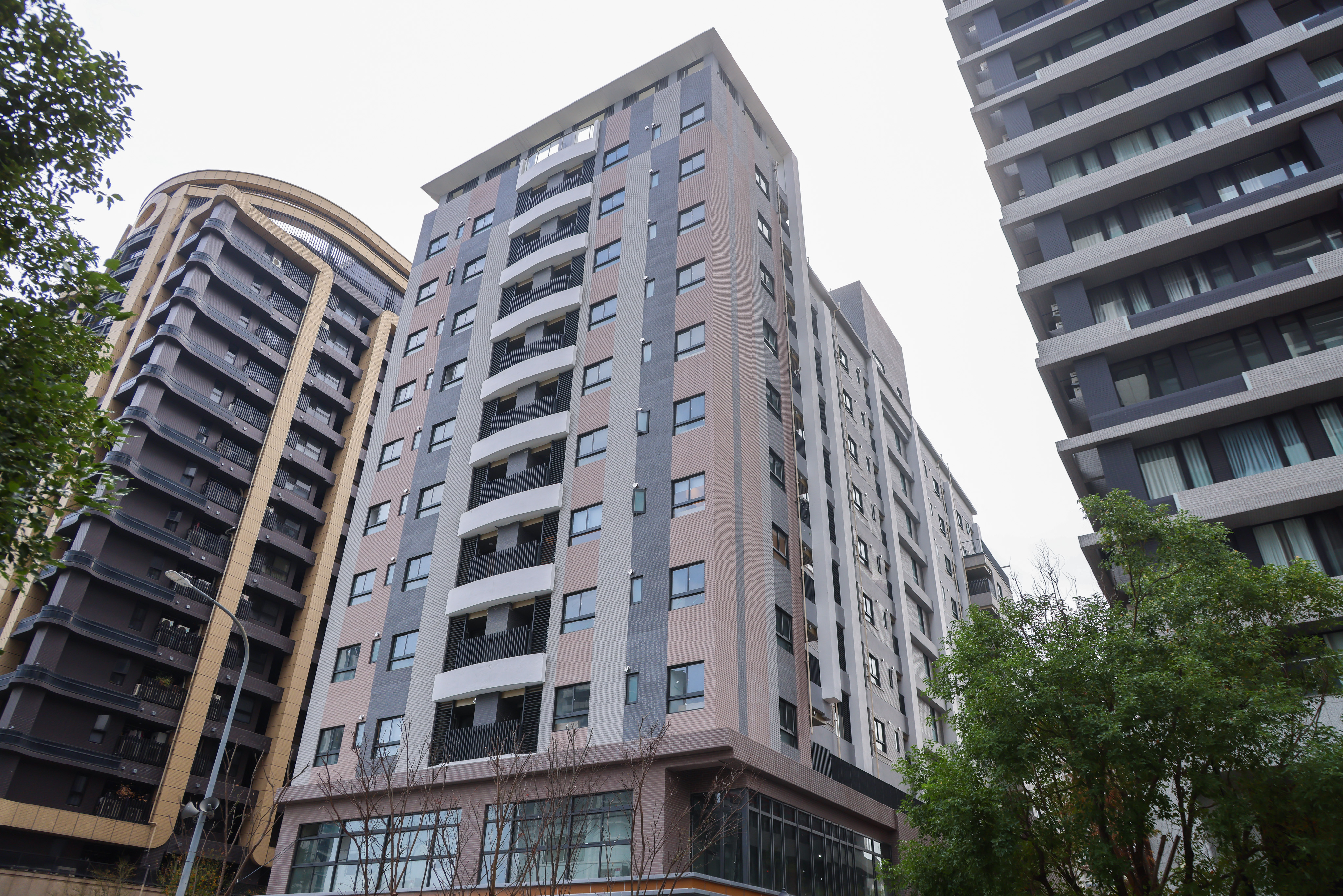 板橋江翠社會住宅鄰近捷運站，周邊有學校、公園跟菜市場，地理環境優越，生活非常便利。