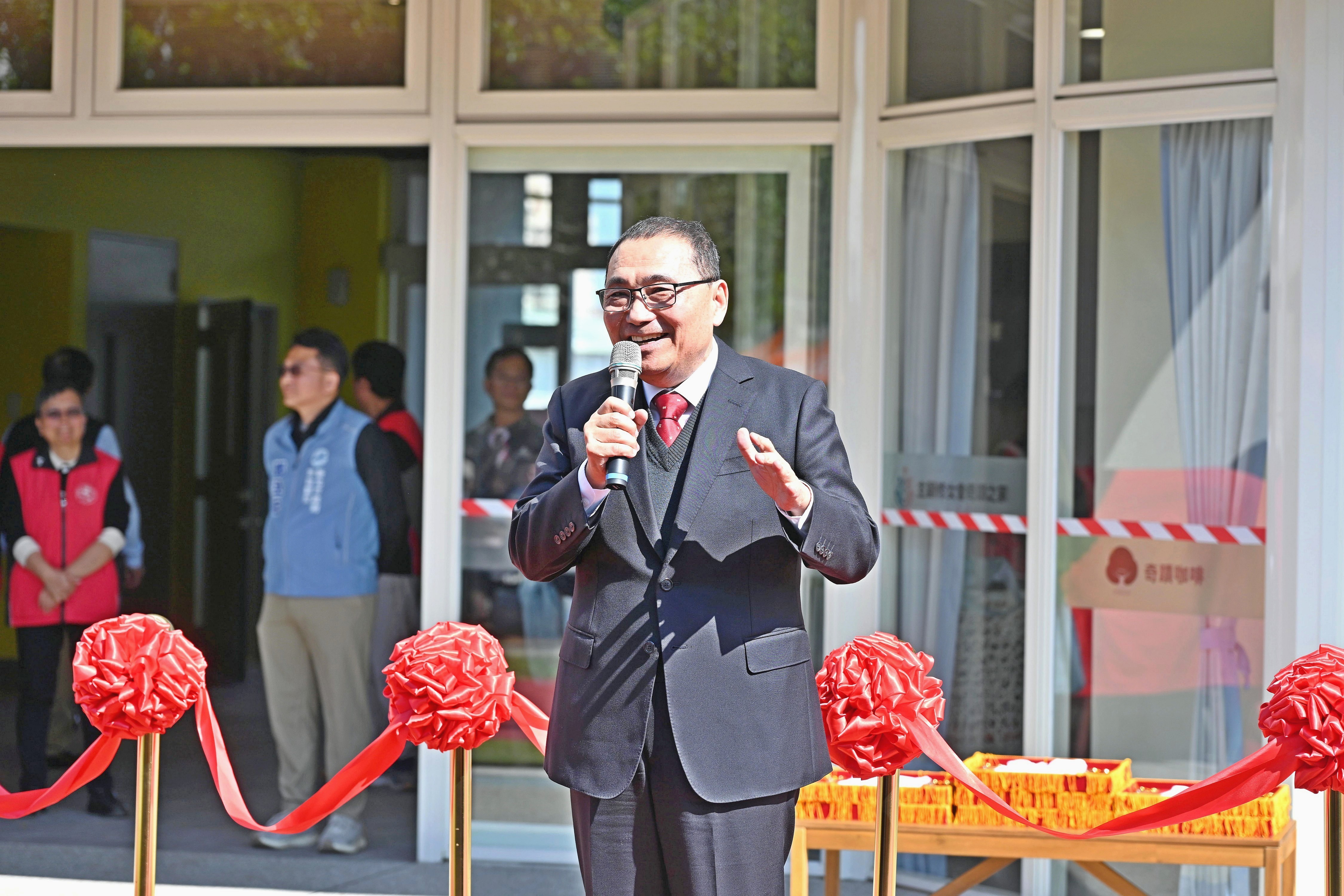 侯友宜出席典禮時表示，奇蹟之家在泰山區落腳25年，長期提供長者日間照顧等服務，奇蹟新家園落成後將大幅提升服務量能。