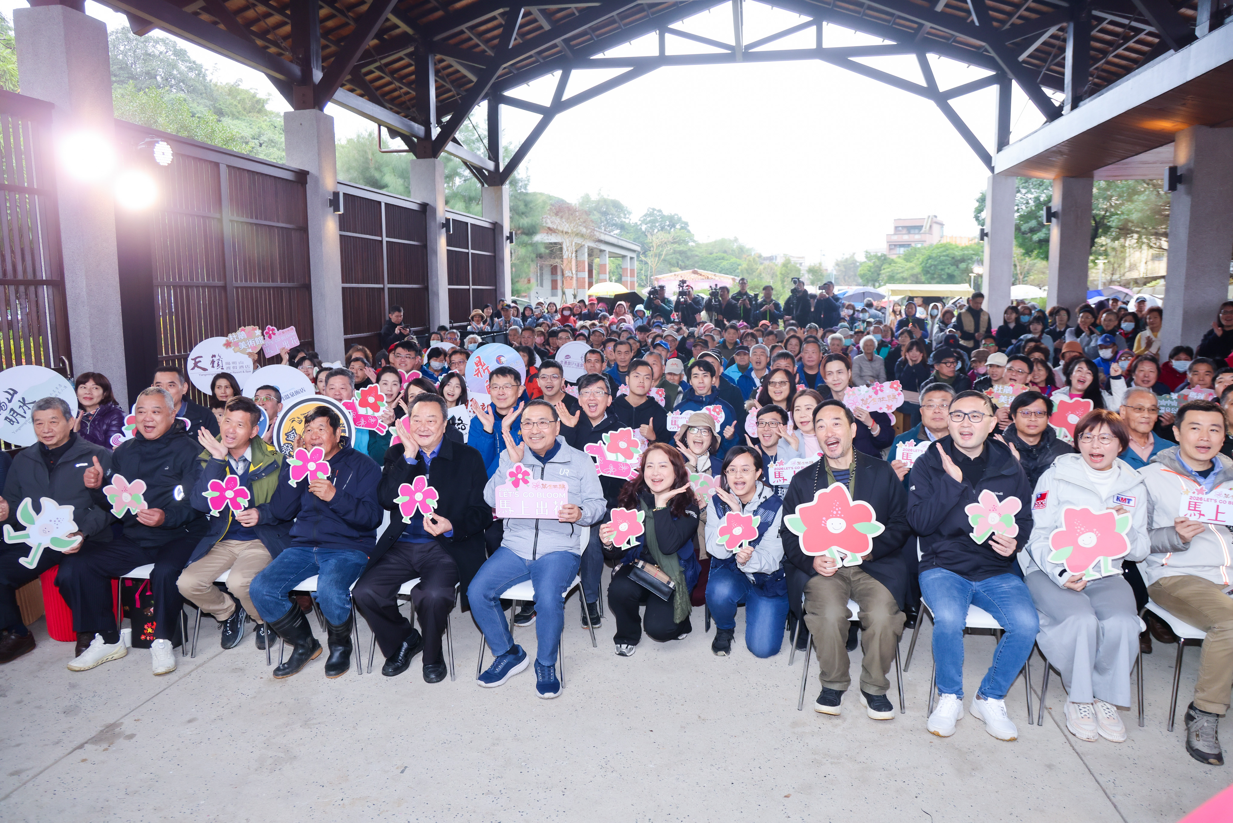 侯友宜感謝在地花農、農會、藝術家等與市府攜手努力，成功推廣「萬金杜鵑」品牌。