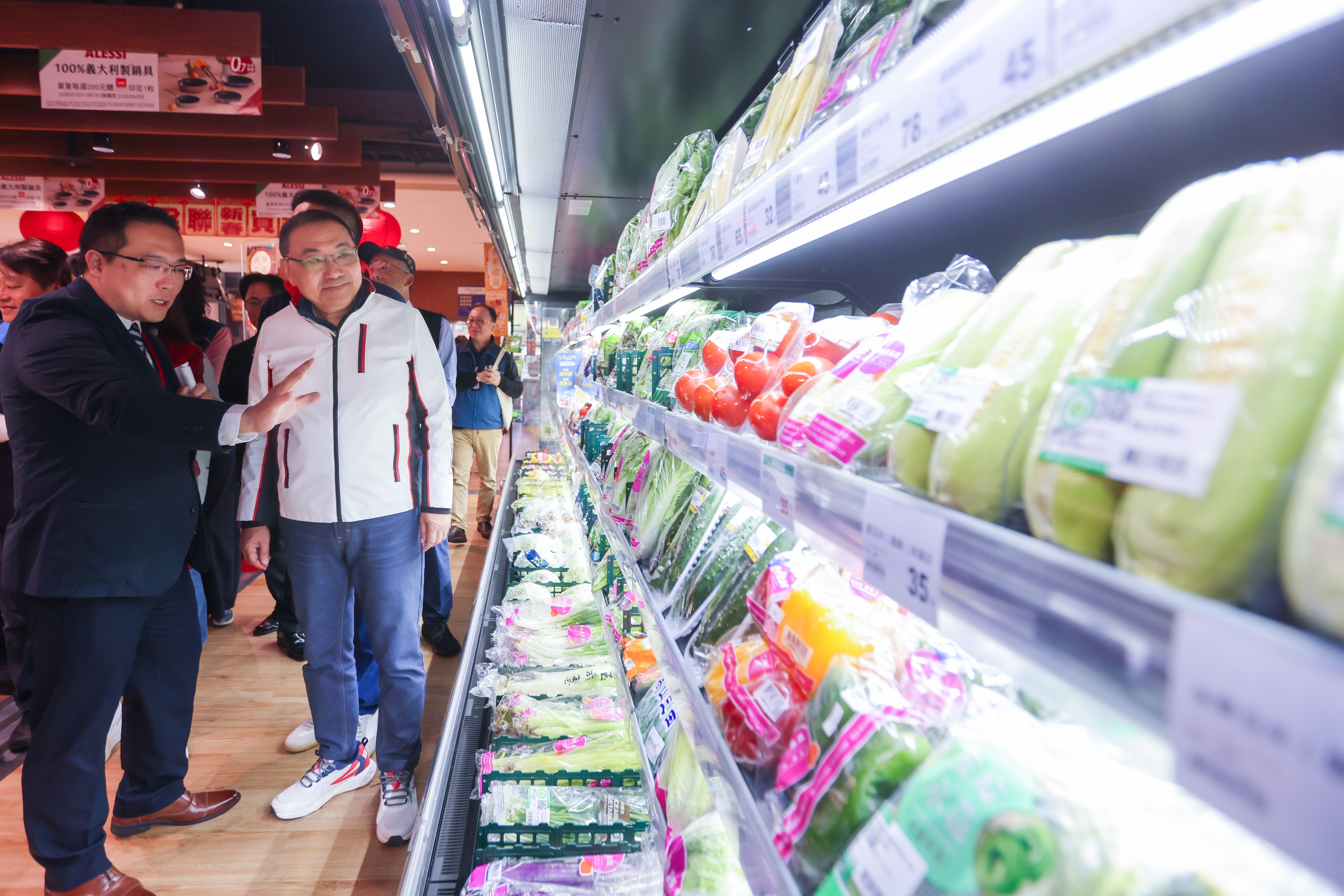 侯友宜表示，為確保攤商及民眾購物環境及食品安全無虞，市府團隊會持續加強大型賣場聯合稽查，並針對周邊區域做好交通維持措施，讓民眾安心採買。
