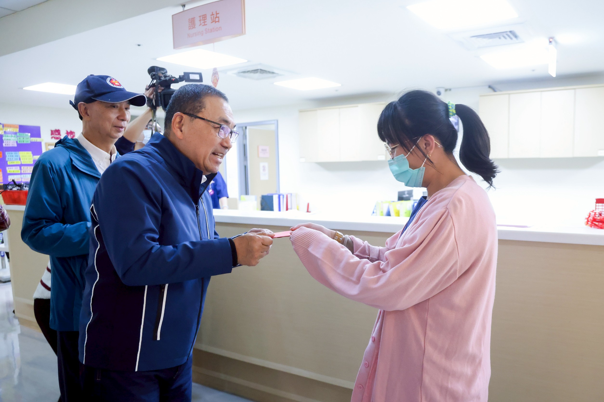 新北市長侯友宜今（16）日一早前往三重院區慰問值班的人員，並致贈新春福袋感謝醫護連假期間仍堅守崗位，站在第一線守護民眾健康。