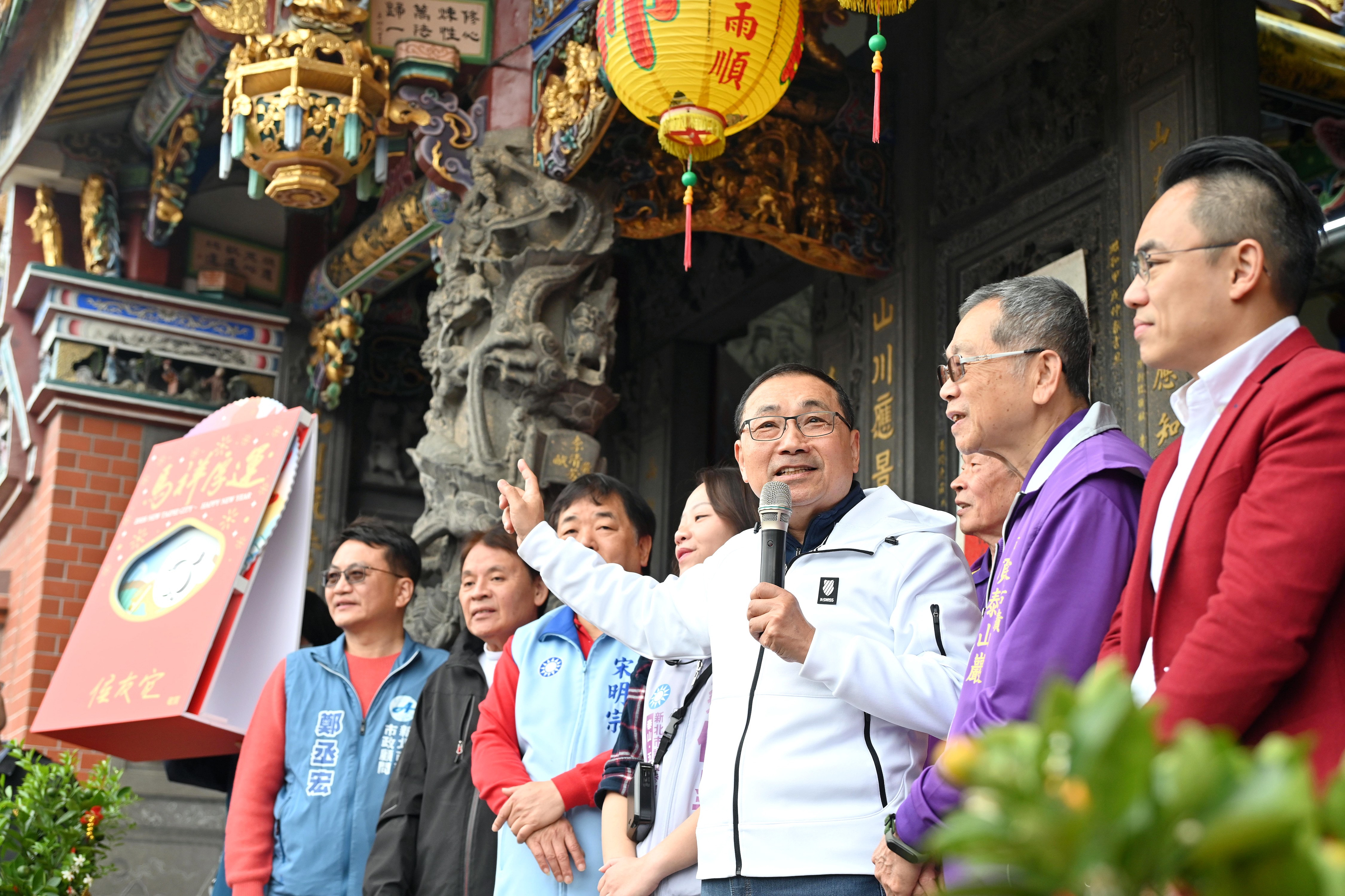 侯友宜祈求神明庇佑國泰民安、市政建設順利。