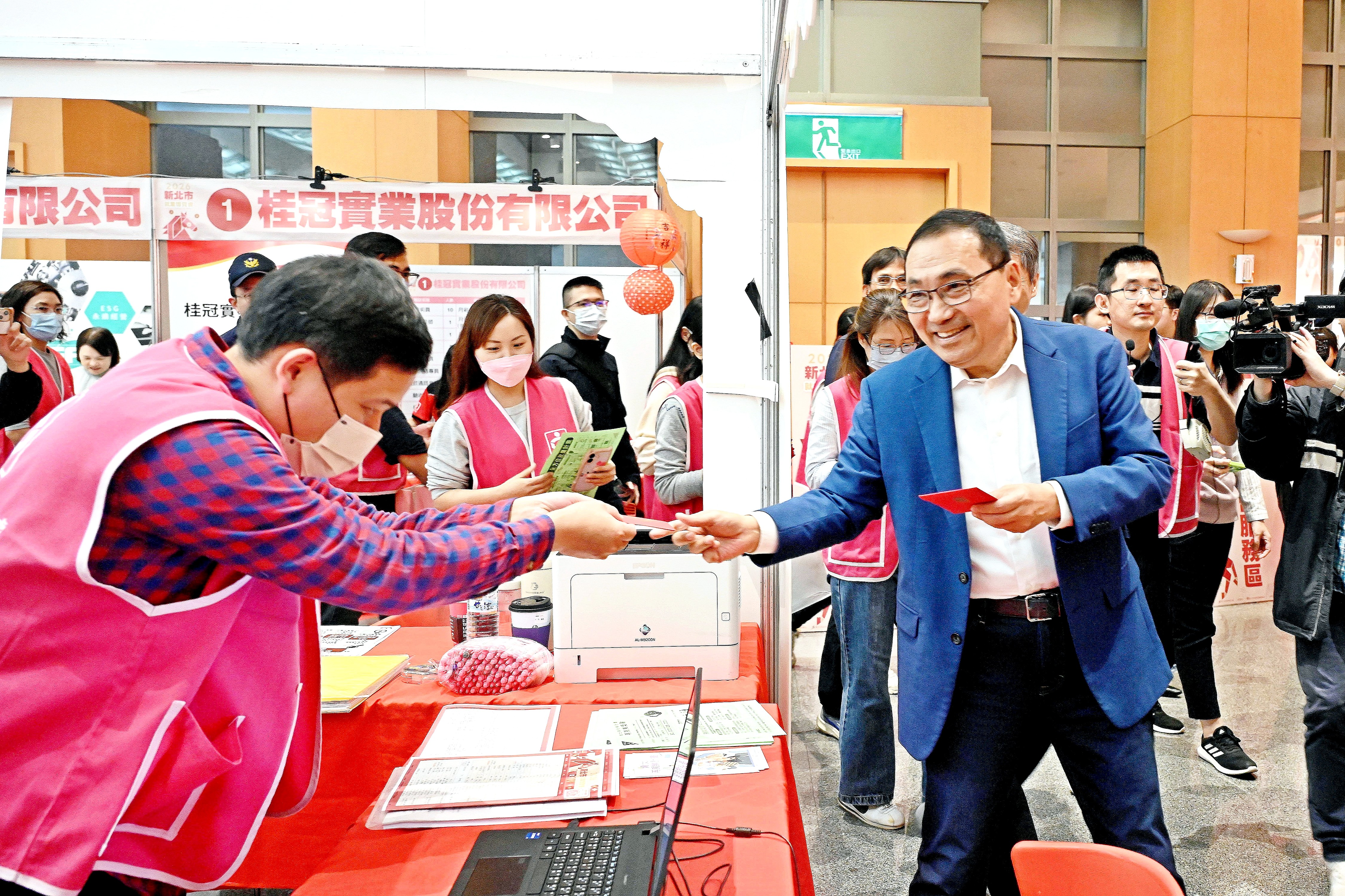 本次就業博覽會釋出超過1,500工作機會，活動現場設置「婦女暨中高齡就業獎勵專區」、「履歷健診」及「AR／VR科技求職專區」等服務，以多元管道協助求職者順利找到合適職缺。