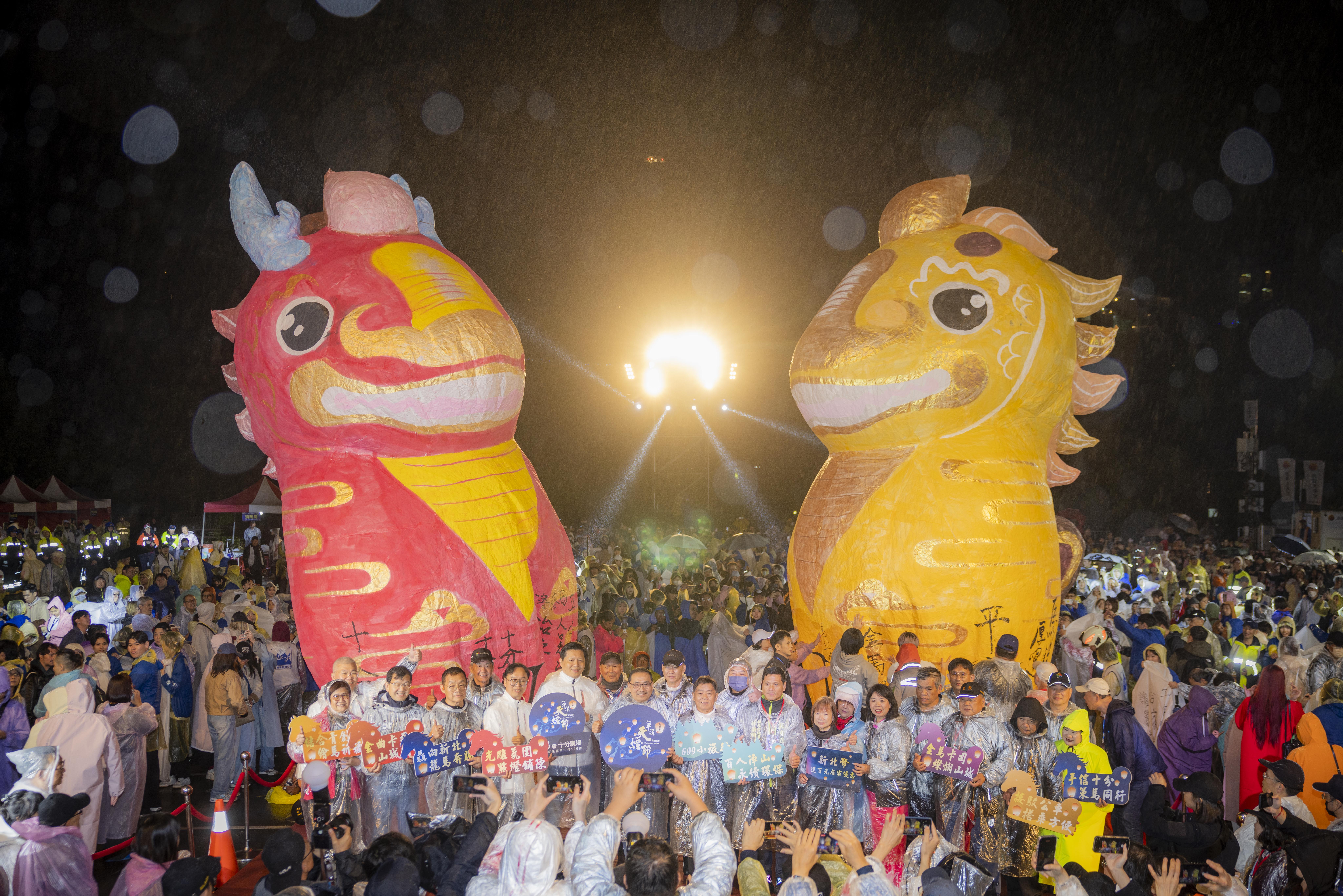 「2026新北市平溪天燈節」今（3）日在十分廣場壓軸登場，以「龍馬精神．活力新北」為主題。