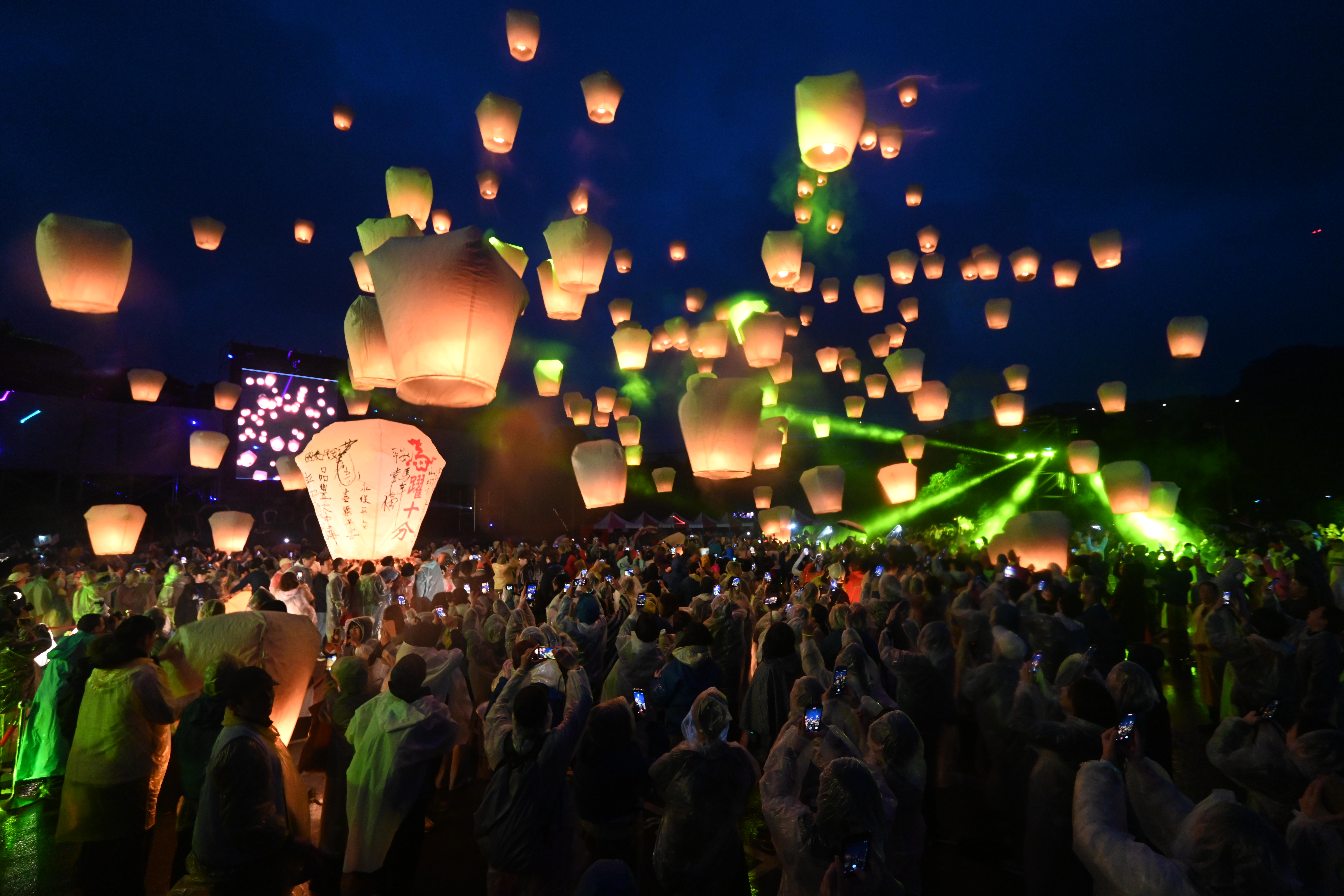 2026平溪天燈節「龍馬雙飛」，侯友宜：十分馬力帶動新北活力。