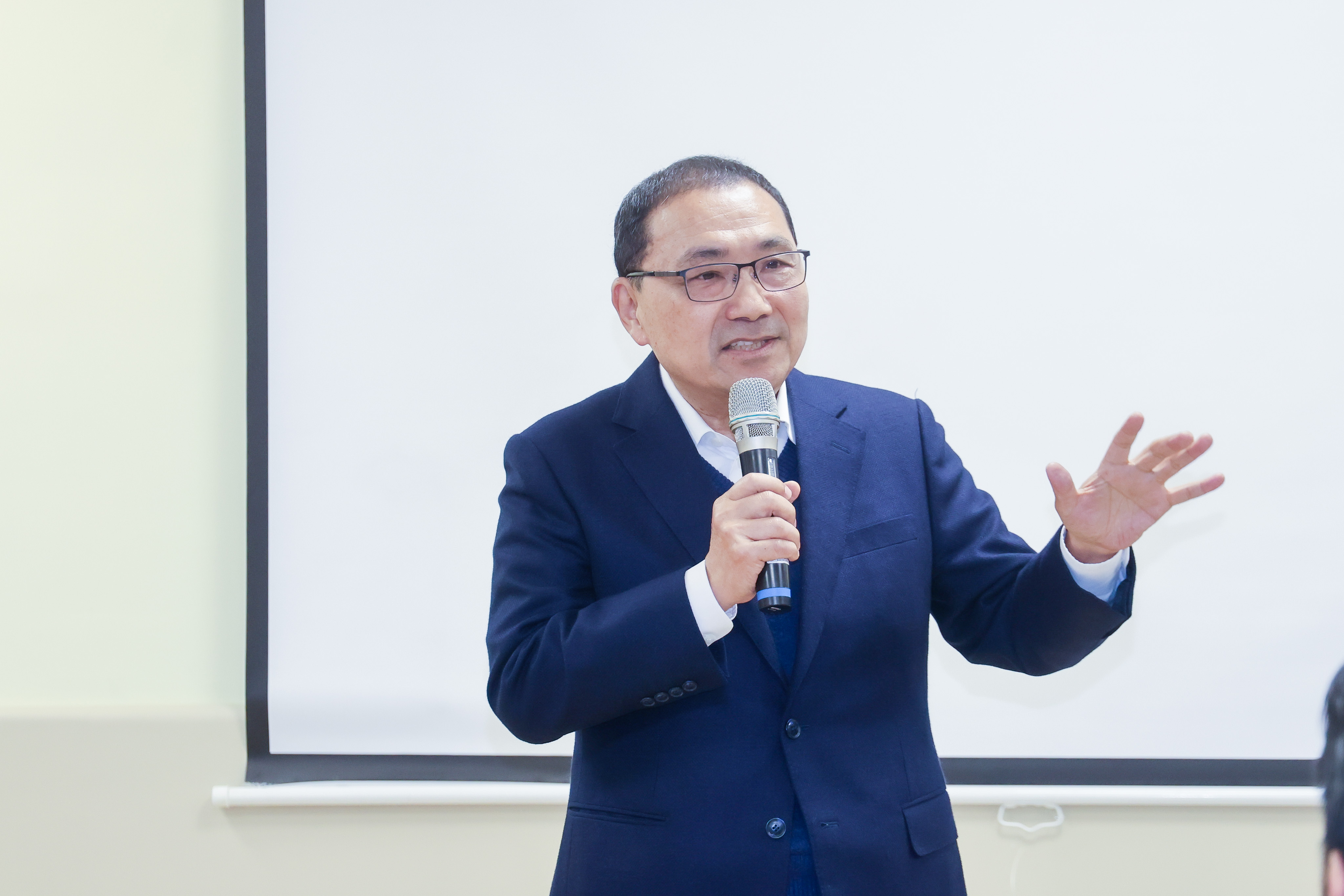 臺北市府參訪新北公托，侯友宜盼雙北攜手完善托育服務。