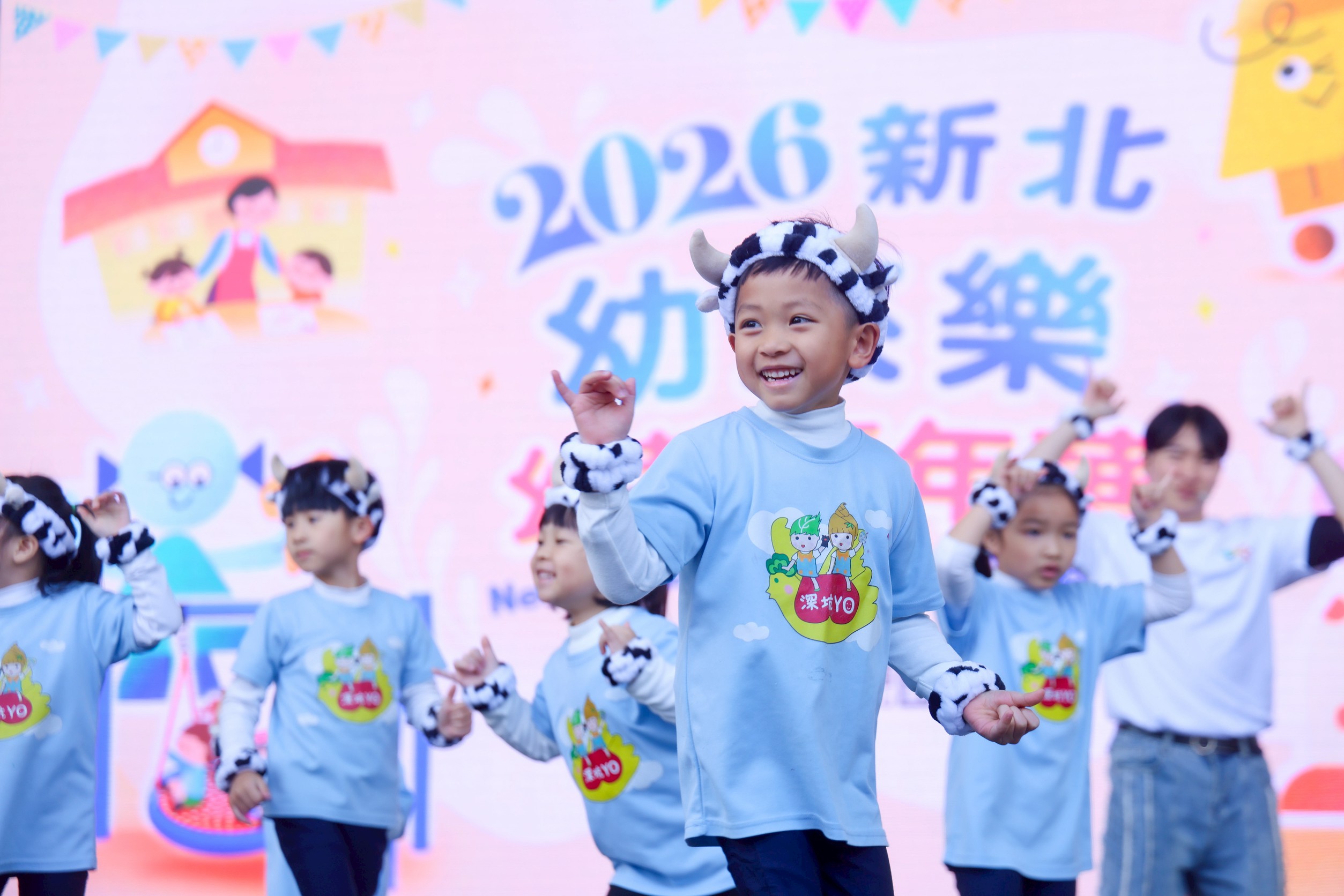 侯友宜表示，新北市0到6歲總收托量全國第一，平價教保收托量突破5萬6,000人，加上托育服務量能則已達7萬1,000人。