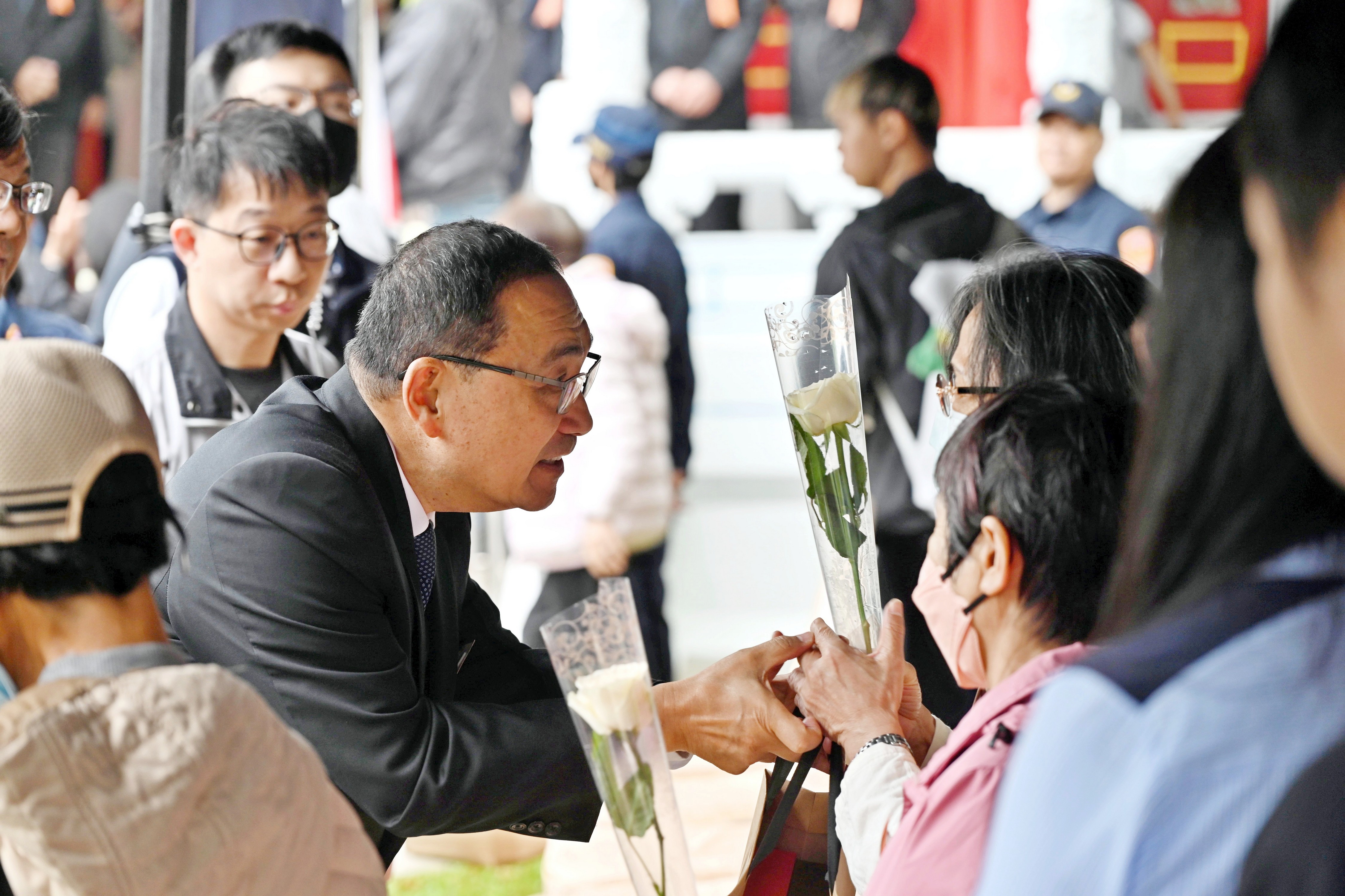 侯友宜逐一向烈、義士家屬表達關懷及致贈慰問品。