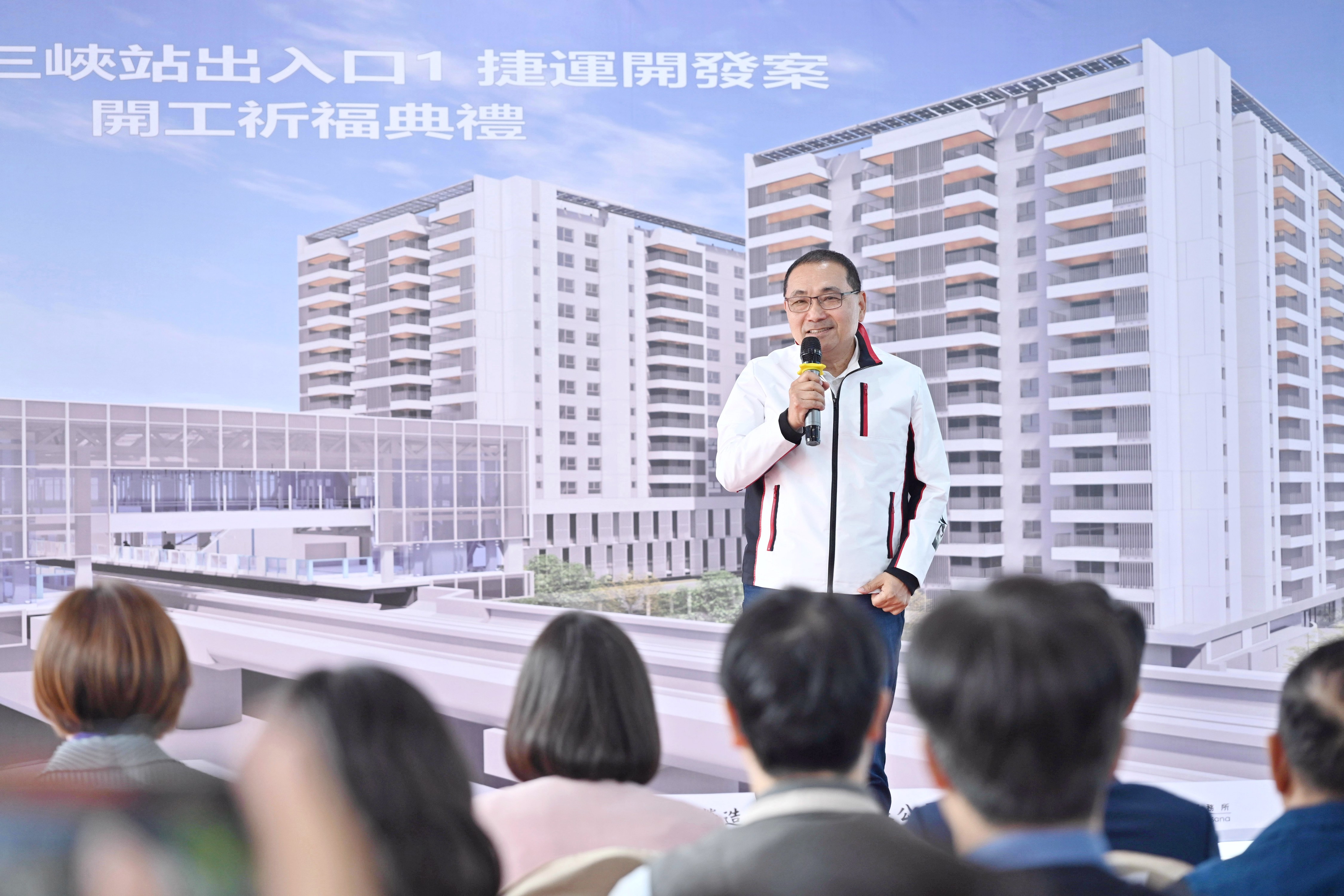 新北捷運開發以車站為核心，透過軌道建設串聯城市整體發展脈絡，進一步整合居住、商業、就業及公共服務等多元機能，形塑兼具效率與品質的都市生活圈。透過場站周邊整體規劃與開發，不僅提升土地利用效益，也強化公共服務量能，帶動區域均衡發展。