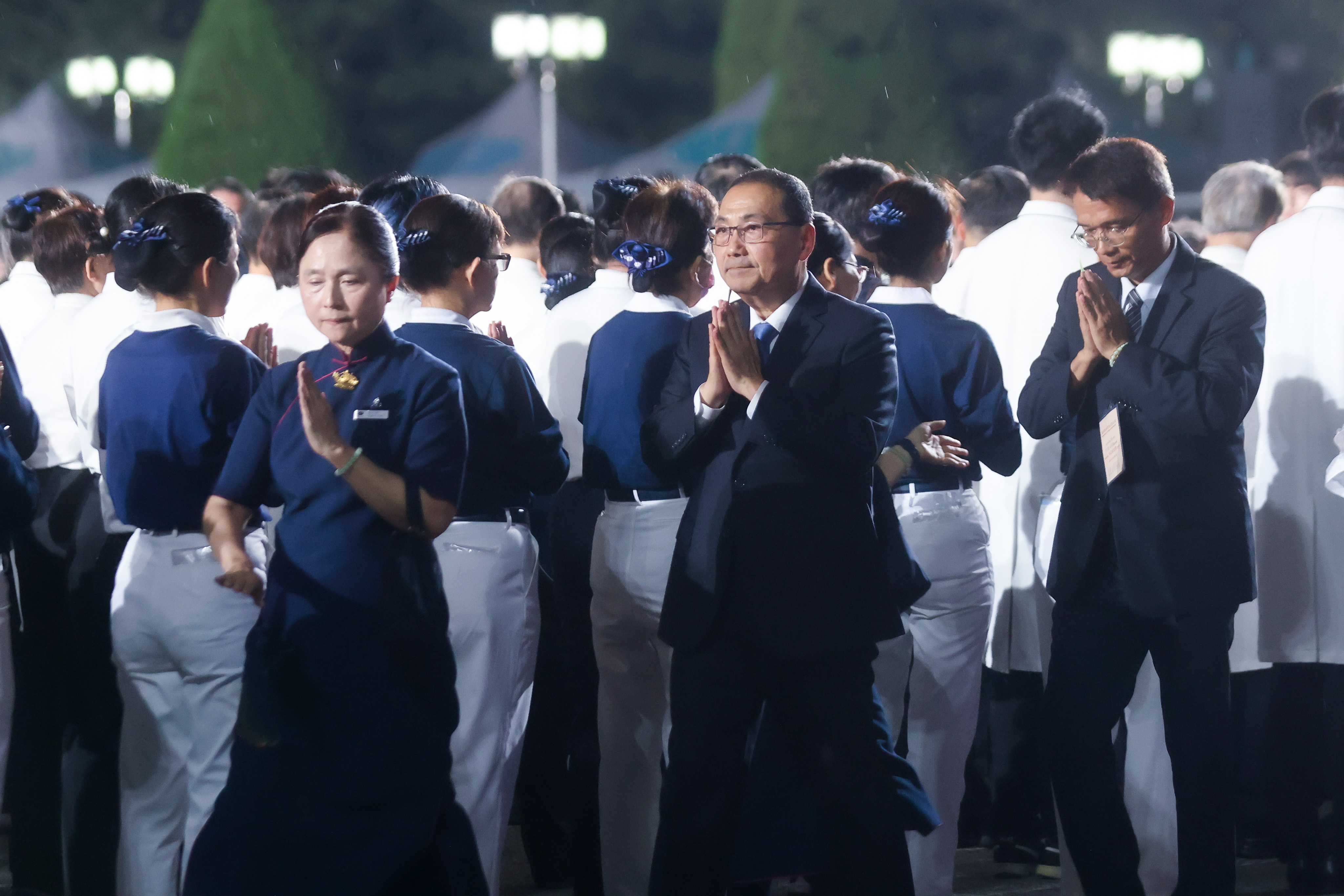 侯友宜率市府團隊共同誦念「祈福文」，為臺灣與世界祈福。
