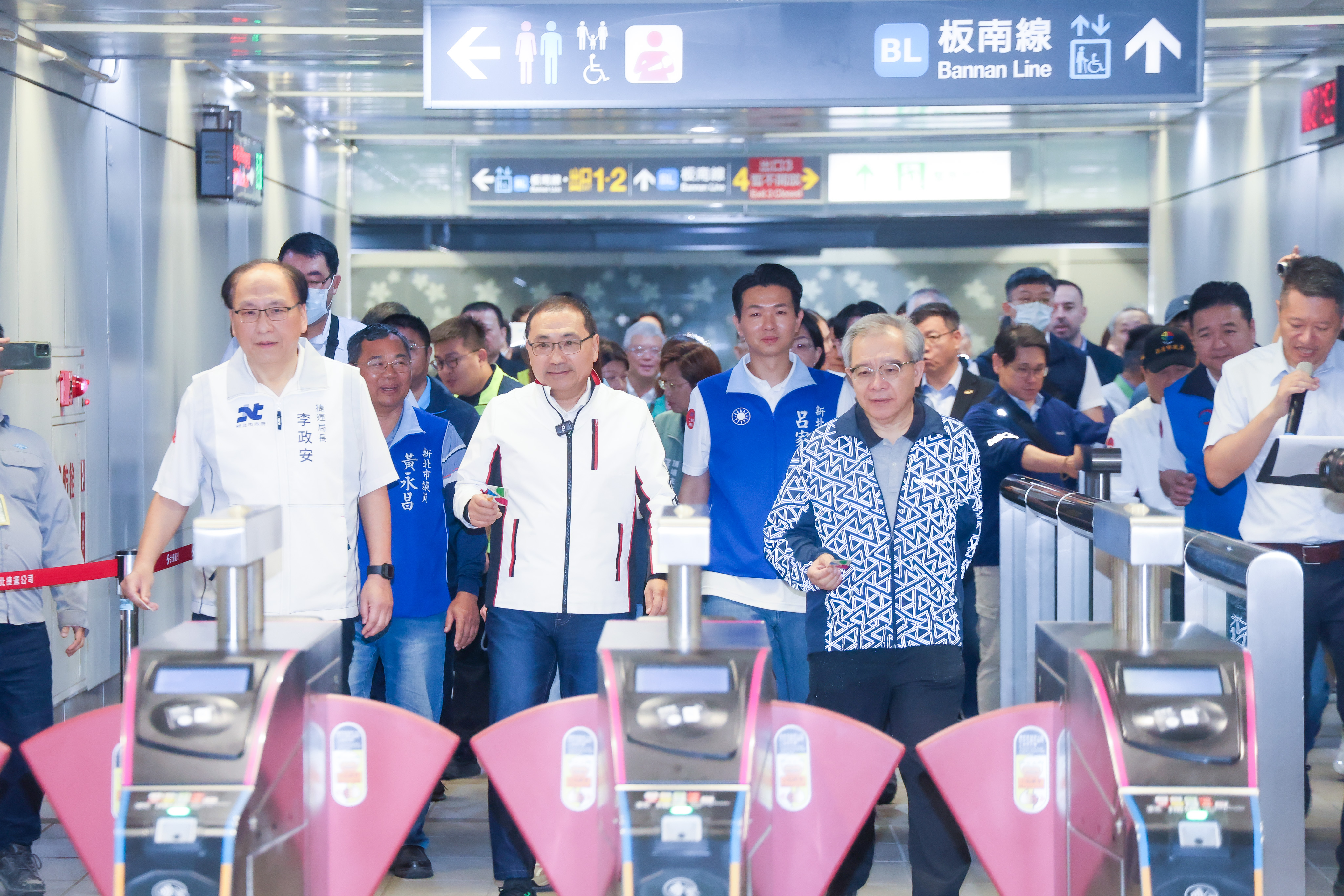 侯友宜模擬民眾從板南線轉乘三鶯線的動線