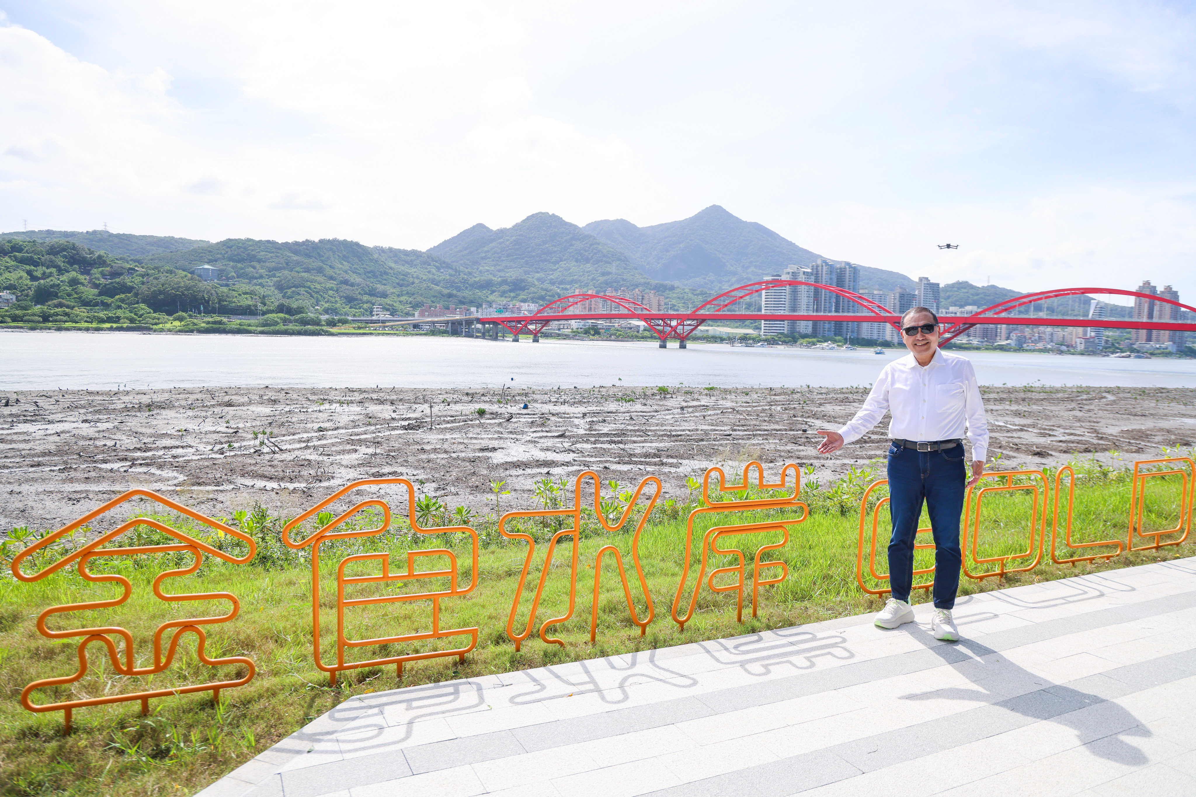 淡水金色水岸自行車道全長約11公里，未來將串連關渡大橋、淡江大橋及八里左岸自行車道，打造近20公里的水岸自行車騎乘路線。