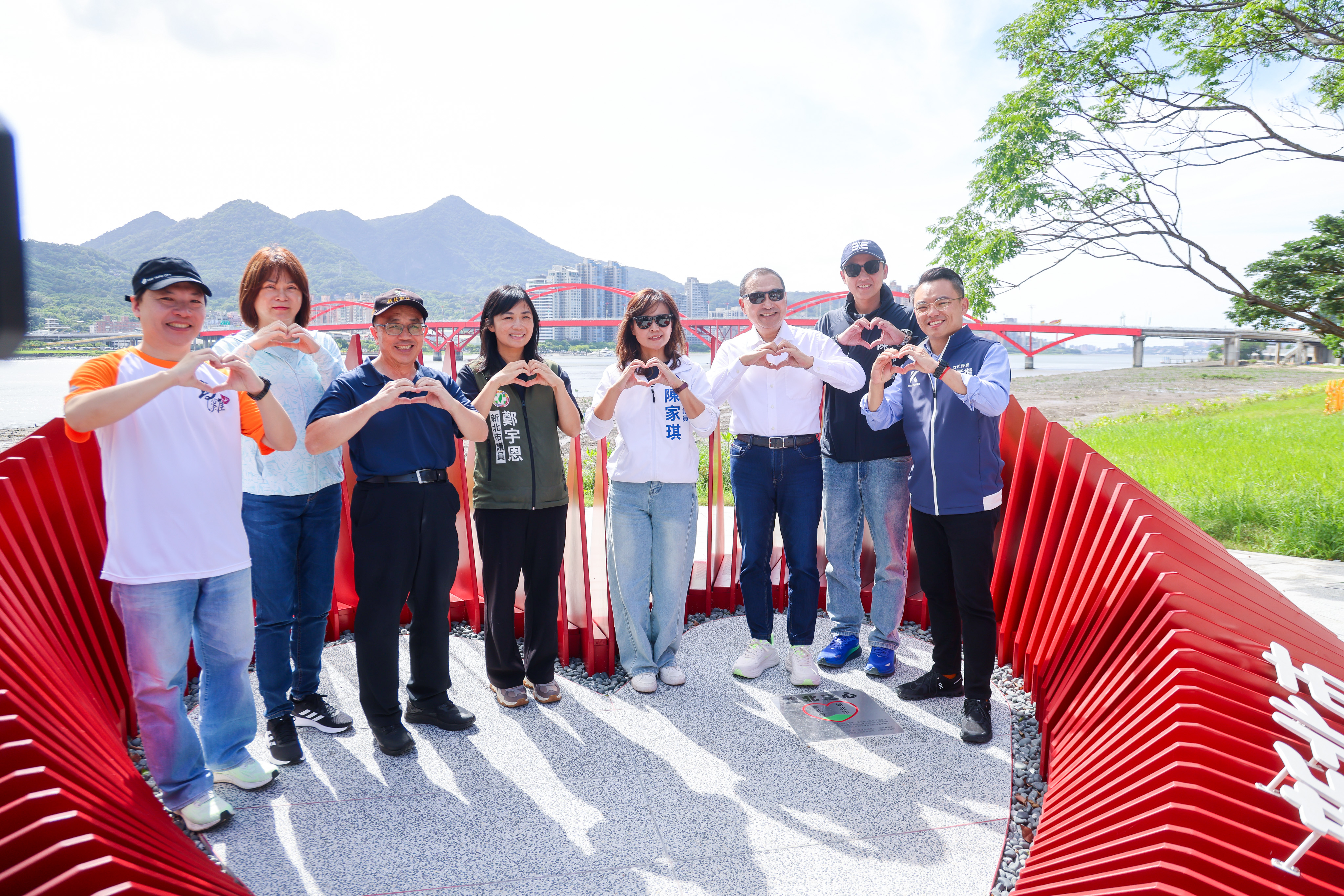 雙北市交界處的迎賓廣場，可遠眺關渡大橋與觀音山景致，展現雙北共享水岸生活圈的城市風貌。