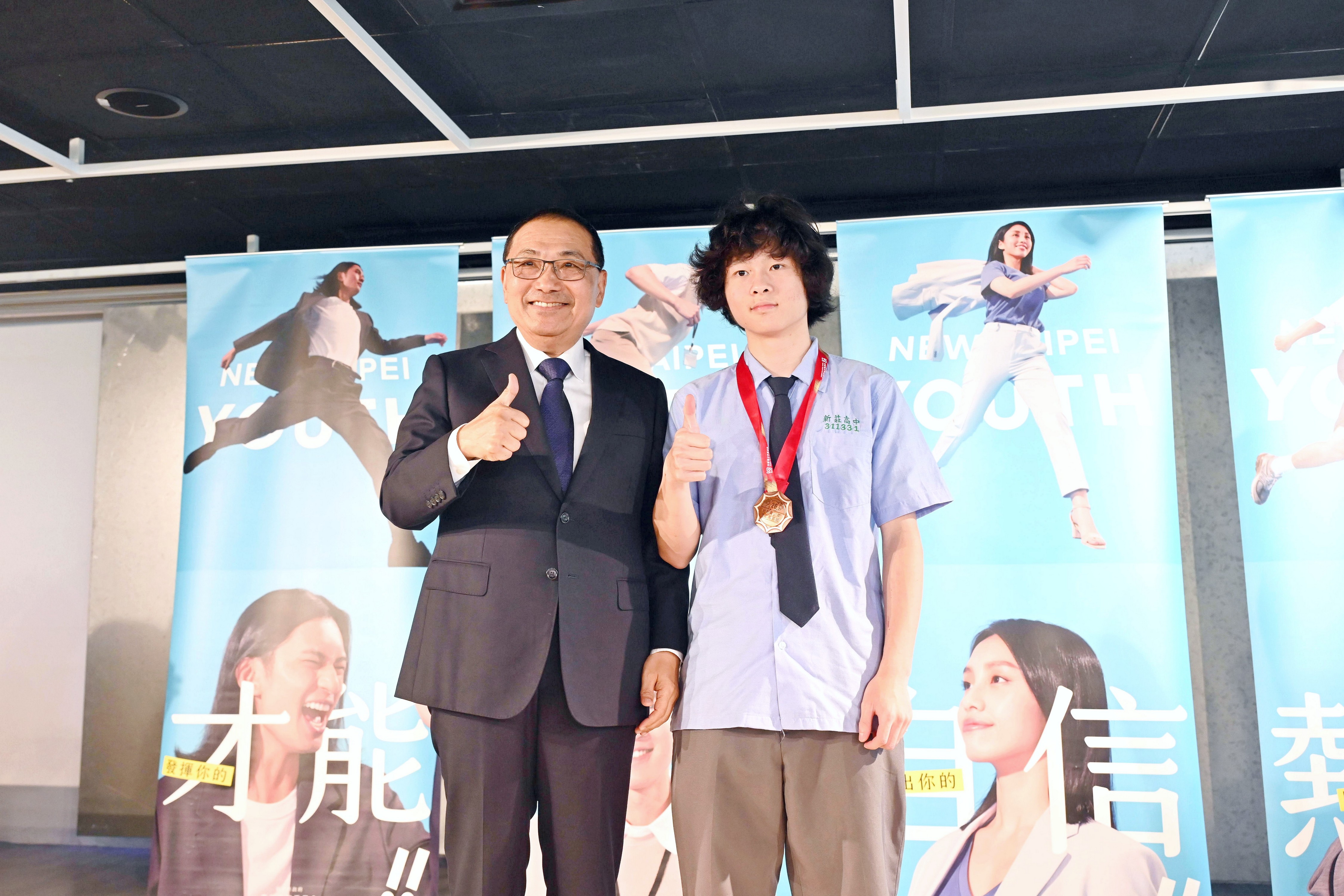 「第26屆台新青少年志工菁英獎」於新北市頒獎，鼓勵同學持續展現正能量。