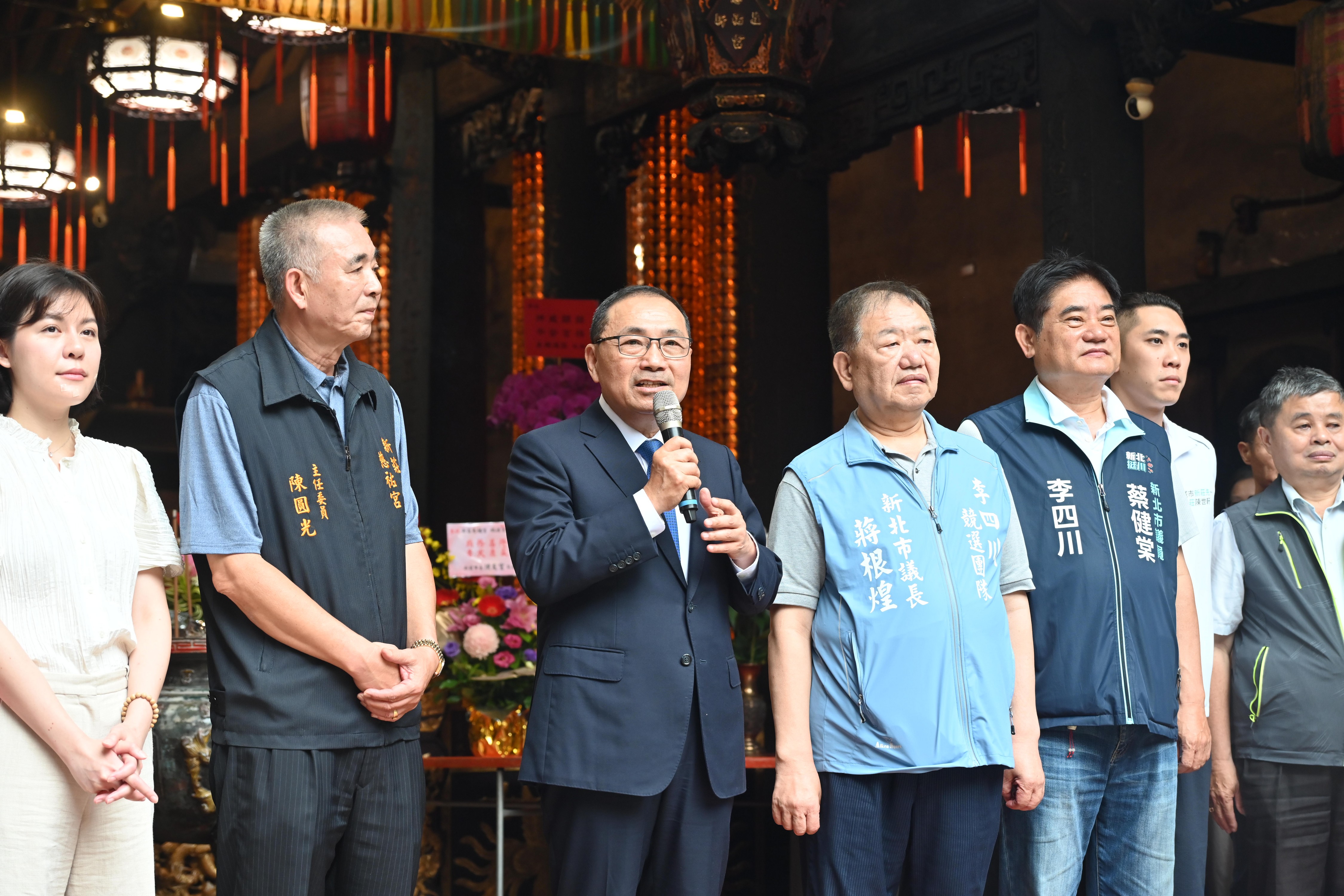 新北市長侯友宜今（12）日率市府團隊前往新莊區展開行動治理基層建設督導，首站前往地方信仰中心新莊慈祐宮參拜，祈求市民安居樂業、市政順遂。