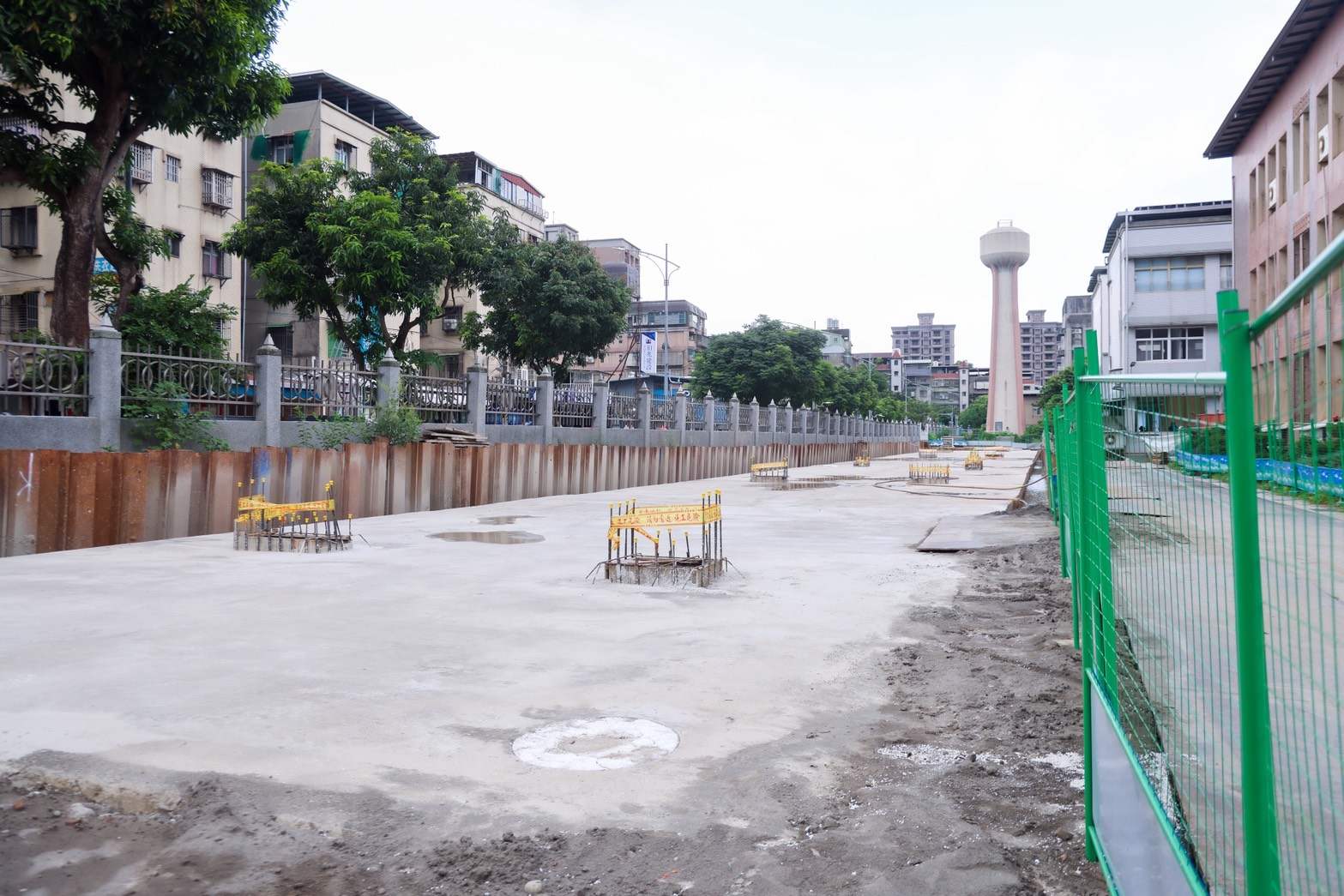 新北市政府於華僑高中校園地下建置4,043噸的滯洪空間，盼今（115）年9月如期如質完工。