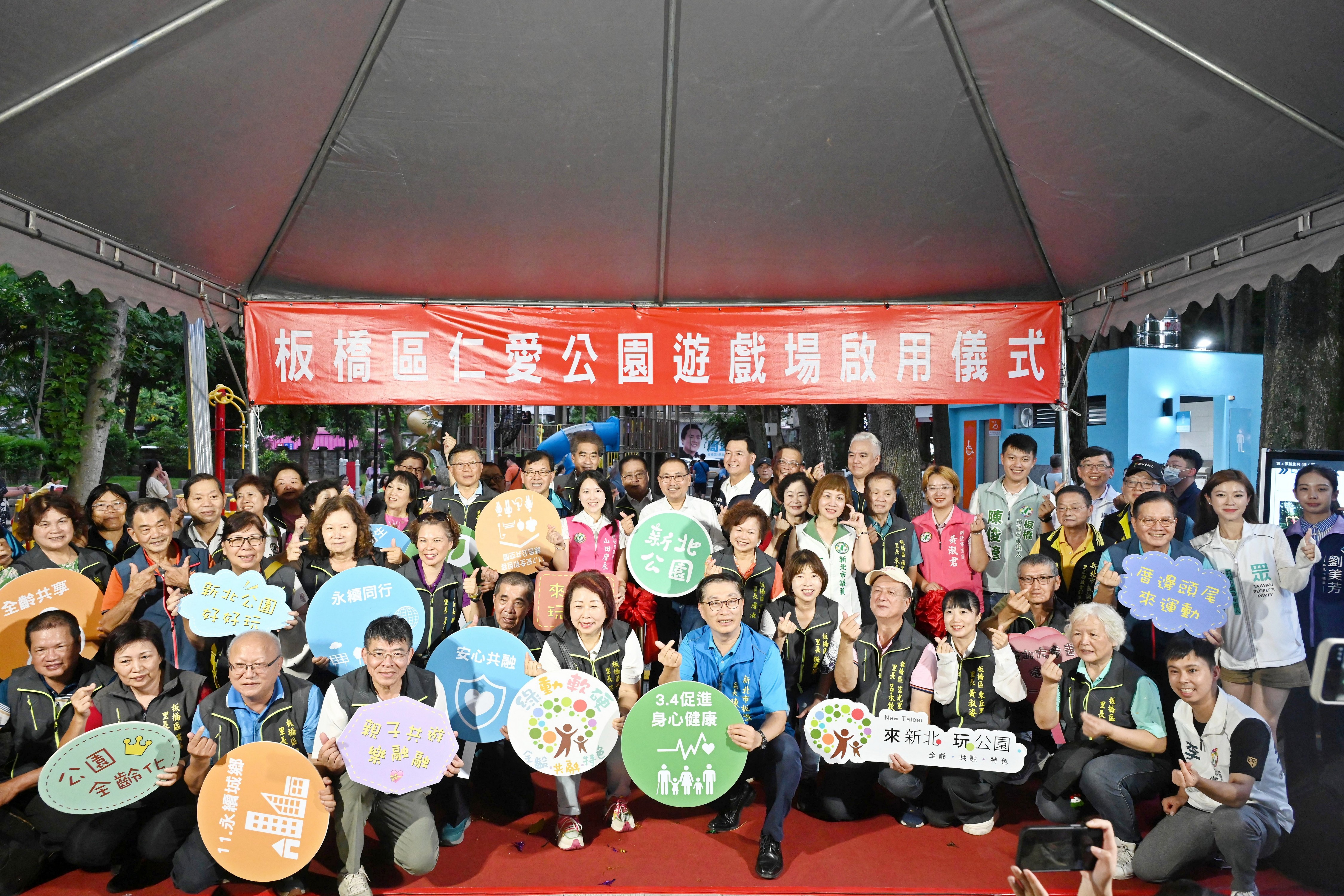 新北市長侯友宜率市府團隊視察地方建設並主持座談會。