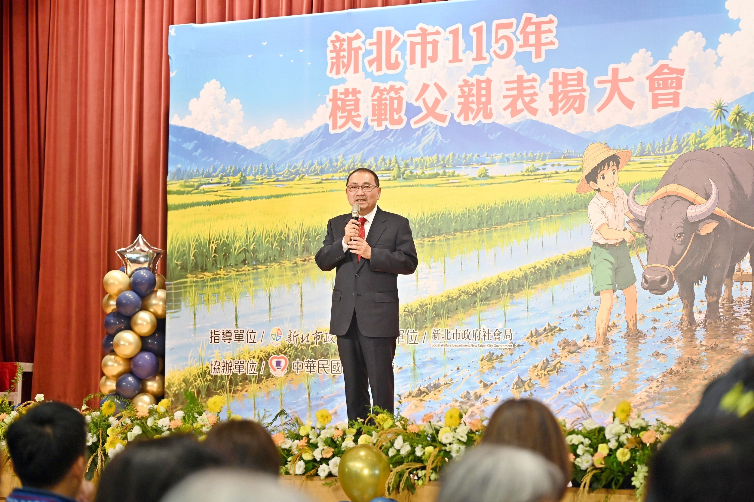 新北市政府今（26）日舉辦「115年度新北市模範父親表揚大會－阿爸的肩胛是咱的靠山」，新北市長侯友宜親赴現場頒獎表揚。