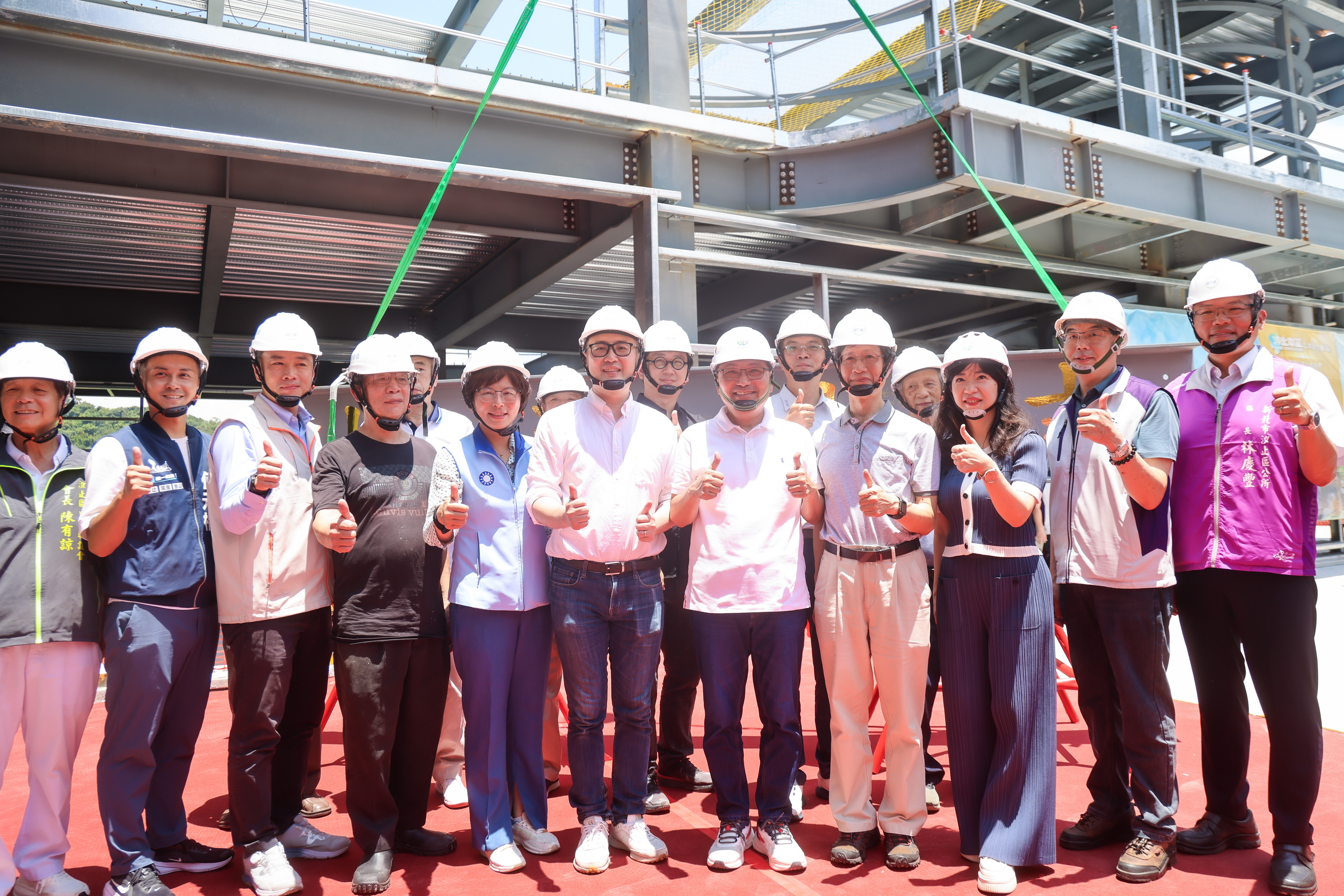 汐止中正公有零售市場1樓為舒適的市場空間，2、3樓規劃景觀餐廳。