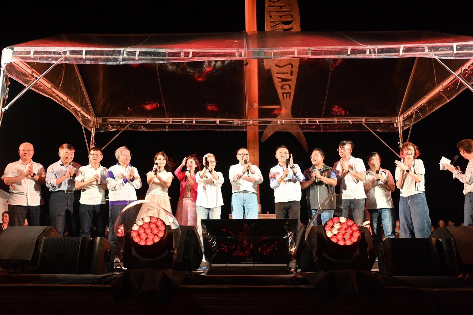 侯友宜與歌手合唱經典名曲《童年》，在音樂與煙火交織下共度美好夏夜。
