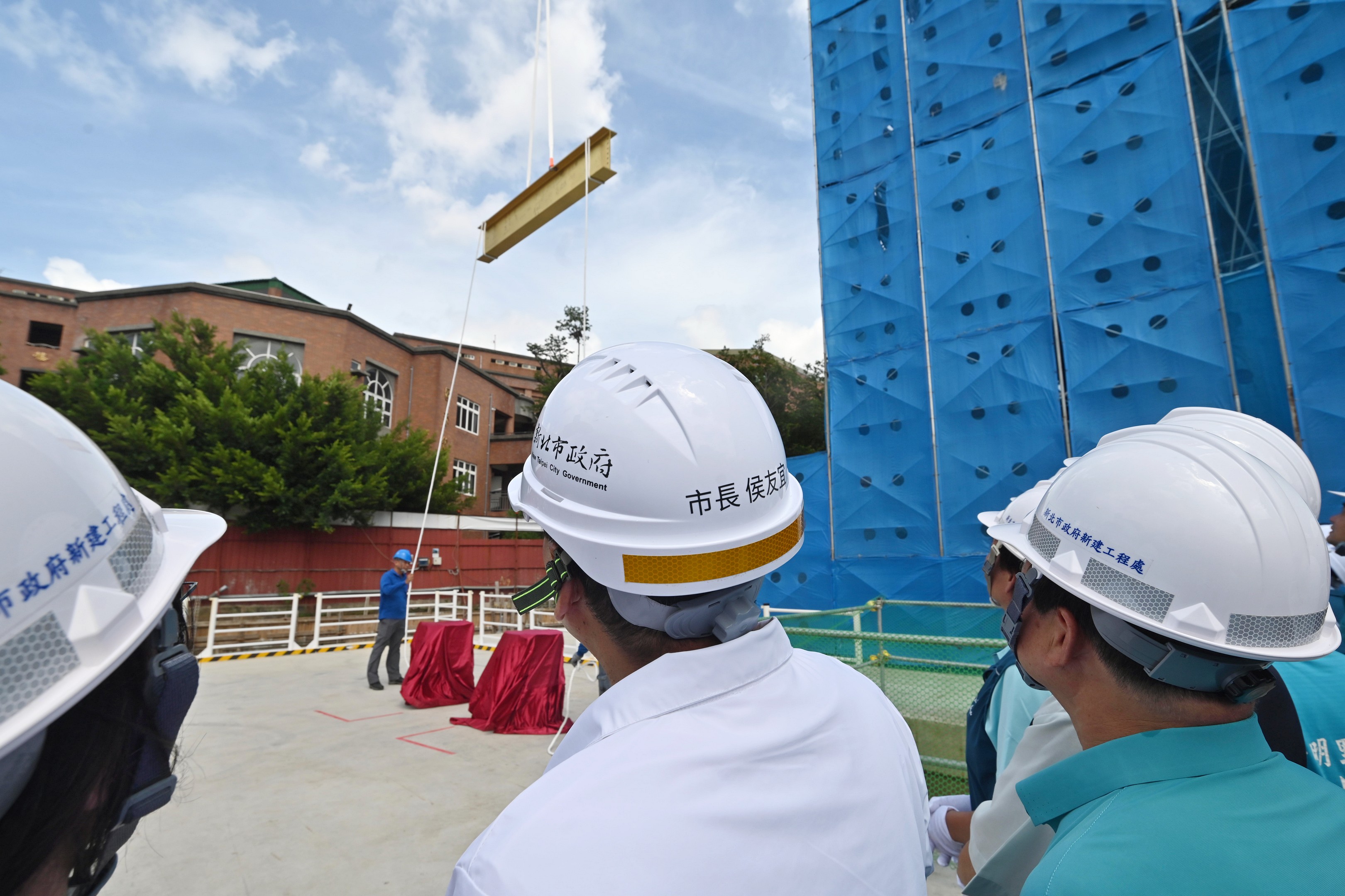 侯友宜市長主持義學國民中學多功能體育館共構地下停車場興建工程上梁典禮，勉勵施工團隊在安全前提下，戮力朝明年8月完工目標邁進。
