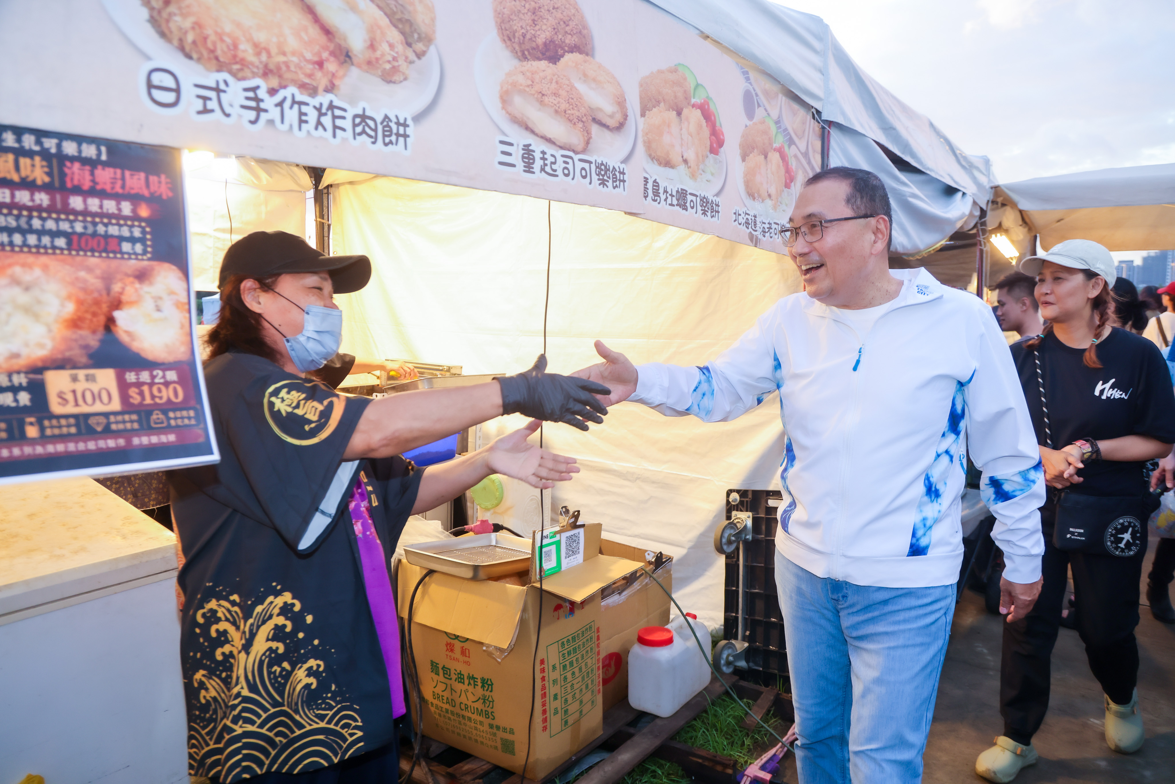 侯友宜到現場走訪市集攤位、與民眾互動。