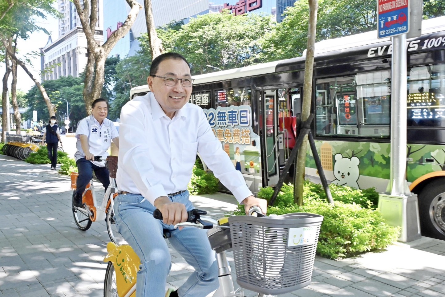 新北市長侯友宜(前)今與交通局長鍾鳴時(後)一同騎乘YouBike進入會場。