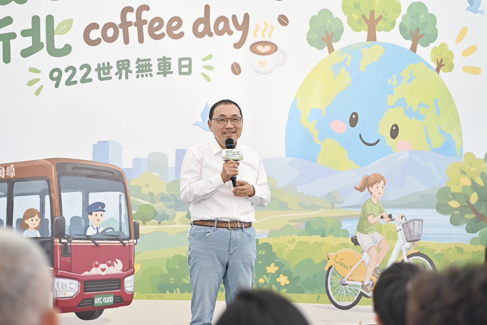 新北市長侯友宜今宣布今年擴大推出綠色交通優惠，民眾9月19日至22日免費搭乘捷運三鶯線、淡海輕軌及安坑輕軌，22日同步免費搭乘雙北市區公車；21、22日也結合新北市民廣場亞運棒球直播應援台灣隊活動，推出「新北 Coffee Day」，民眾搭乘大眾運輸拍照分享在臉書、IG，就可在現場兌換星巴克咖啡券，限量兩千張。