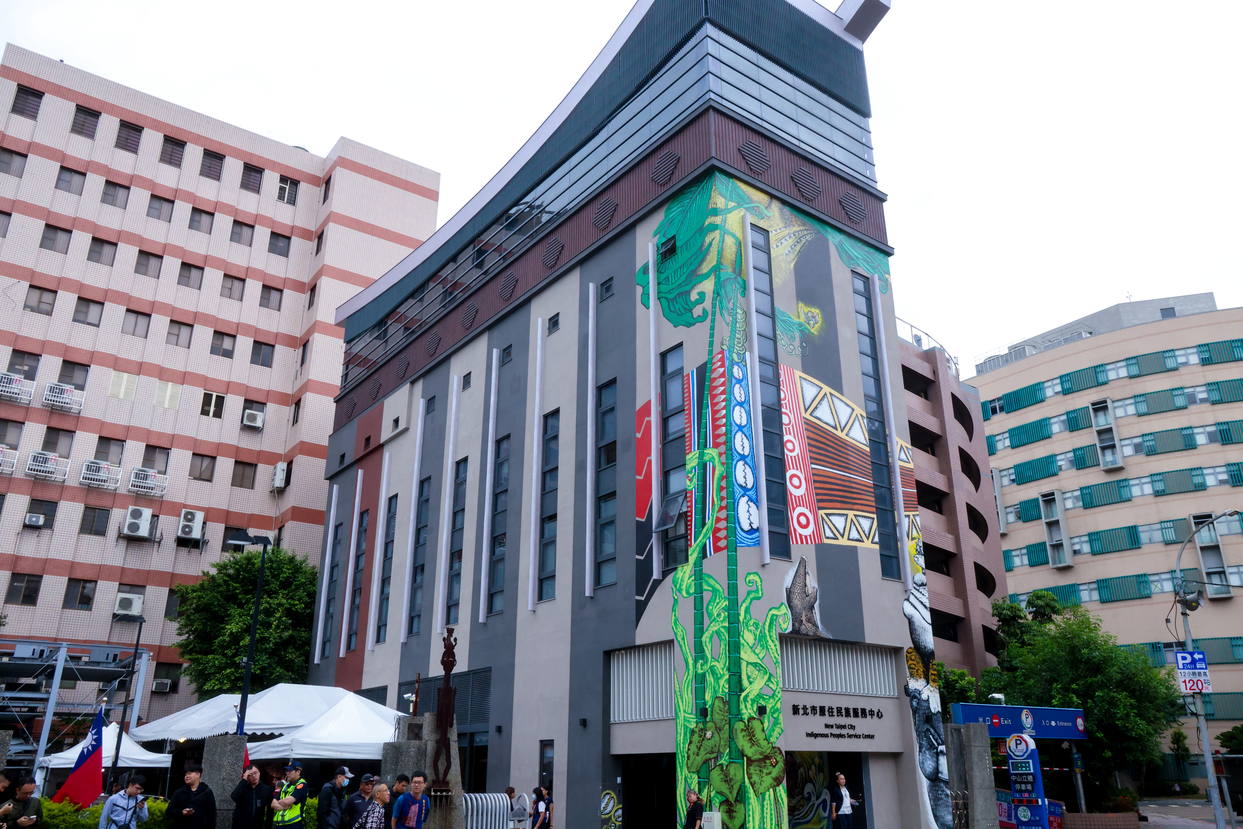 北原中心外牆由魯凱族藝術家杜寒菘創作，以山林動物、植物及文化元素構成活潑鮮明視覺，成為三重區街道的特色建築。