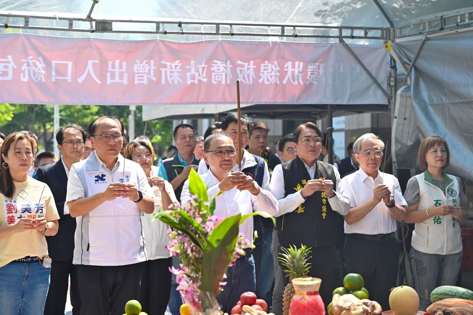 新北市長侯友宜今天出席捷運環狀線板橋站新增出入口上梁典禮暨祈福儀式。