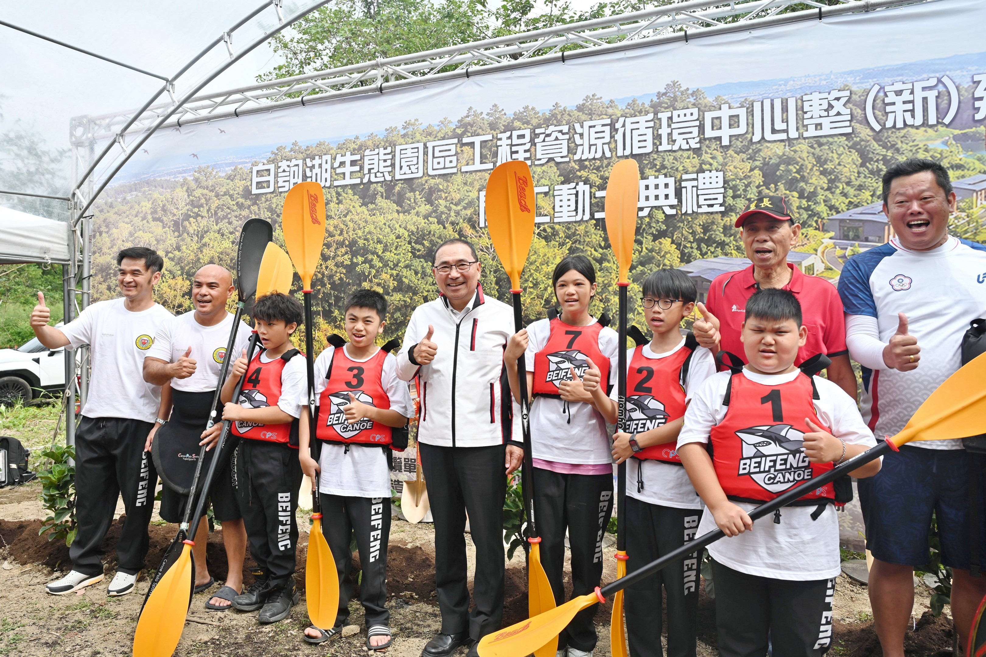 汐止區北峰國小輕艇隊水上表演，展現白匏湖生態水域特色，