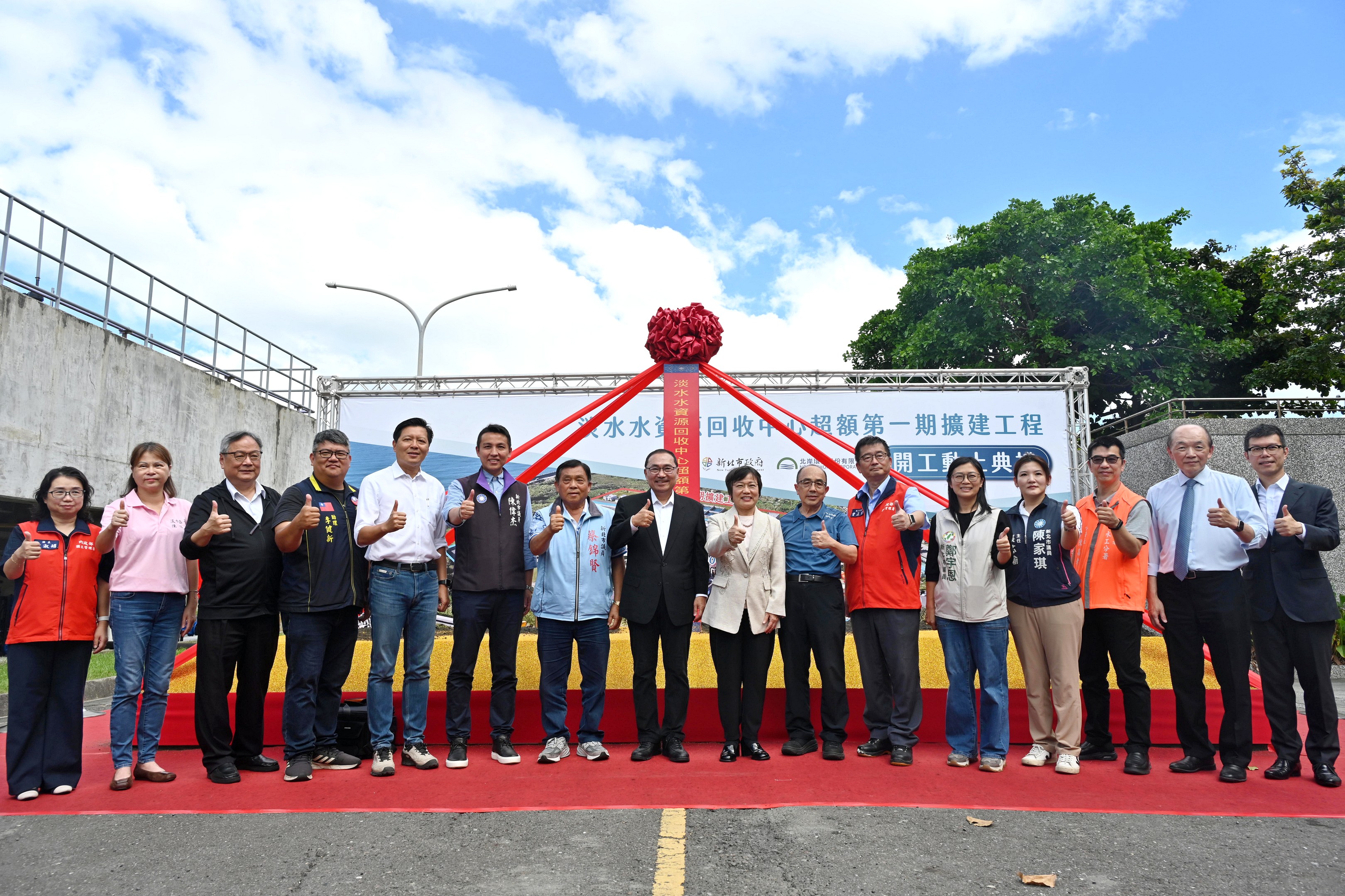 市長侯友宜主持淡水水資源回收中心擴建工程開工動土典禮，與貴賓及施工團隊祈求工程平安順利