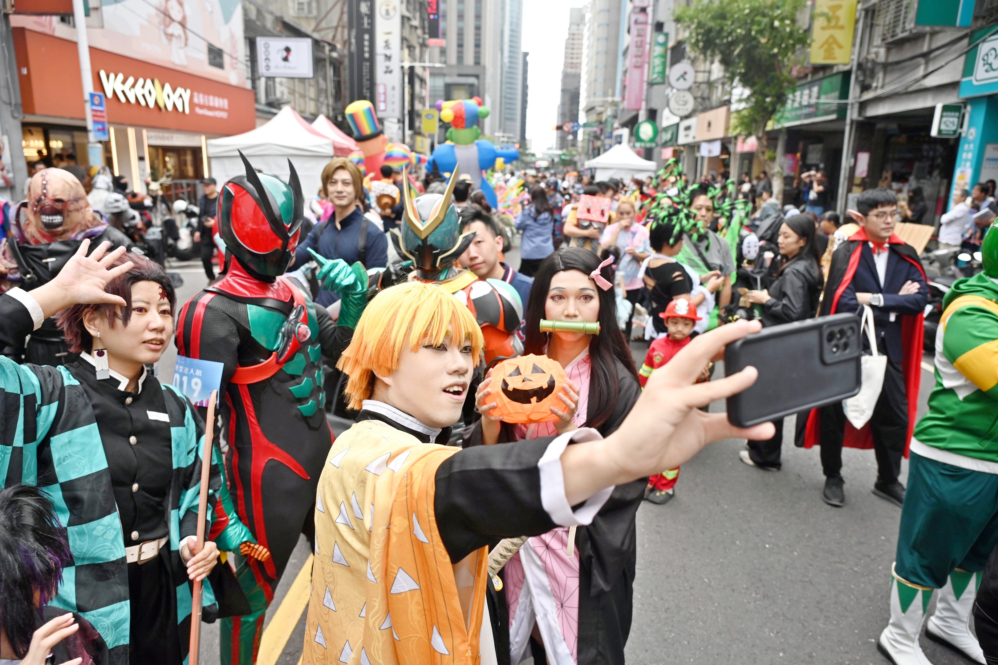 今天萬聖節盛大登場，吸引大批市民齊聚板橋府中商圈。