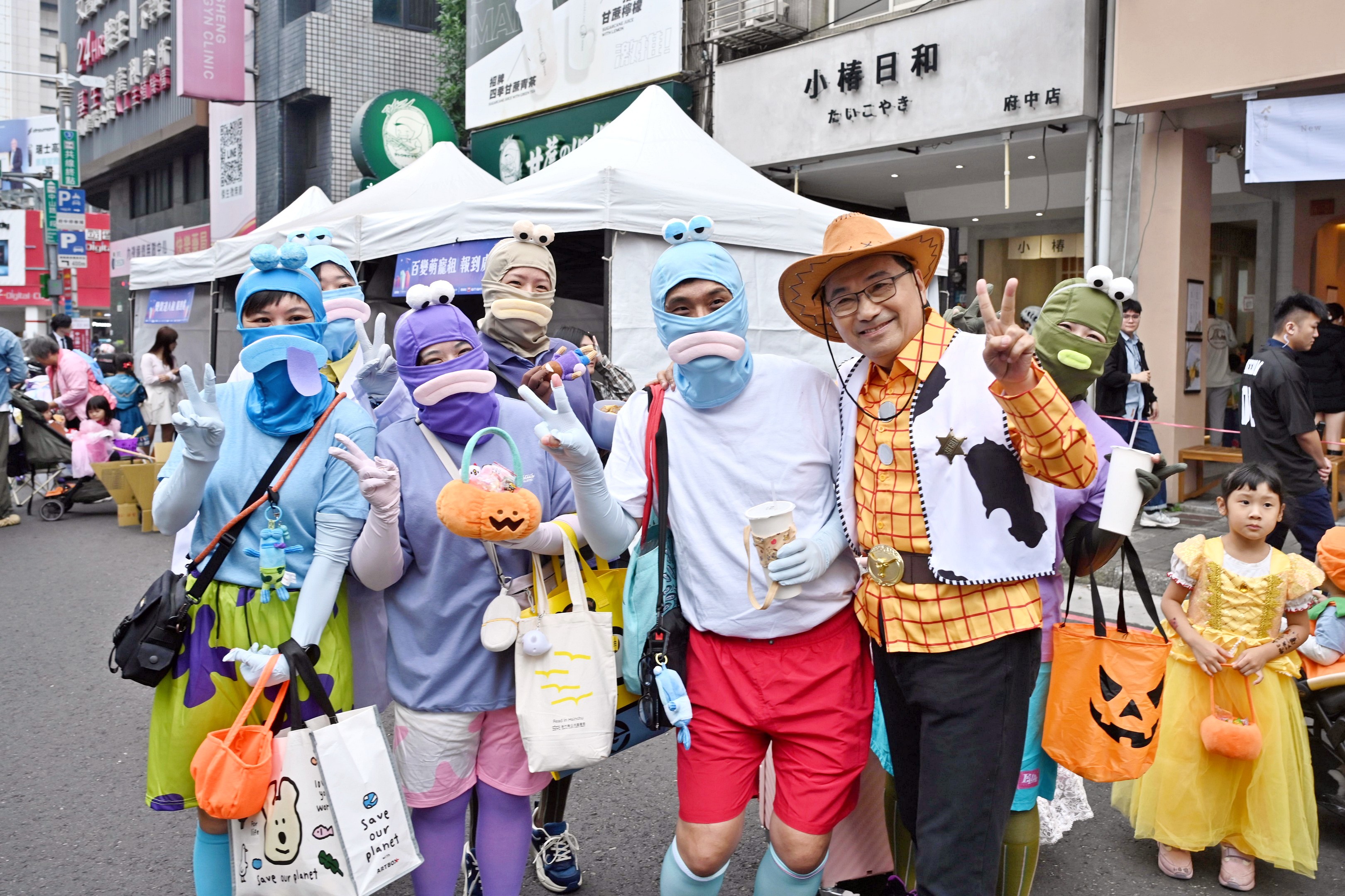 與現場民眾熱情互動、一同歡度充滿歡樂與奇幻氣氛的萬聖佳節。