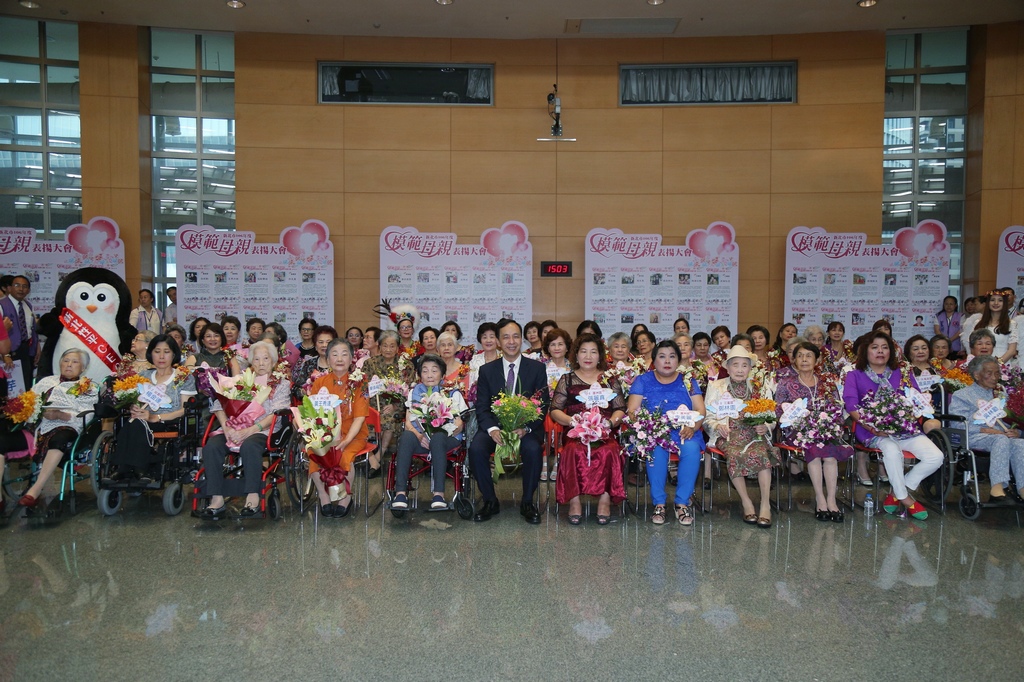 朱市長表揚新北市106年模範母親與所有模範媽媽合影