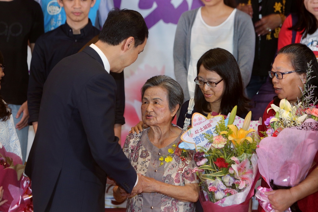 朱市長表揚模範母親感謝所有母親偉大的付出