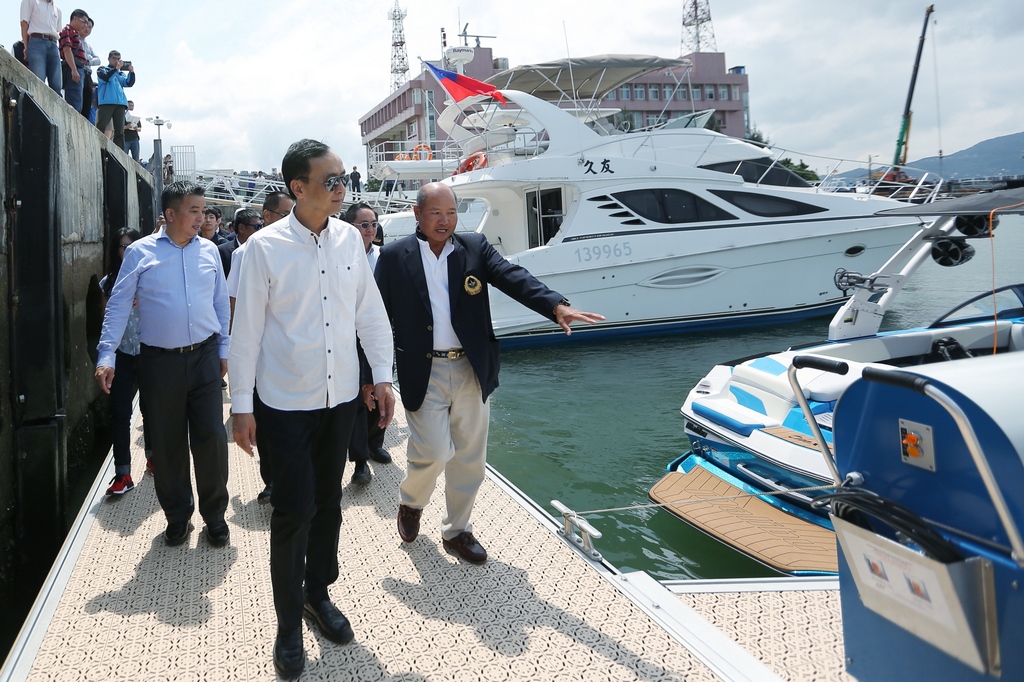 朱市長出席淡水第二漁港第三泊地建設暨遊艇專用碼頭啟用典禮，隨後參觀遊艇、碼頭等設施