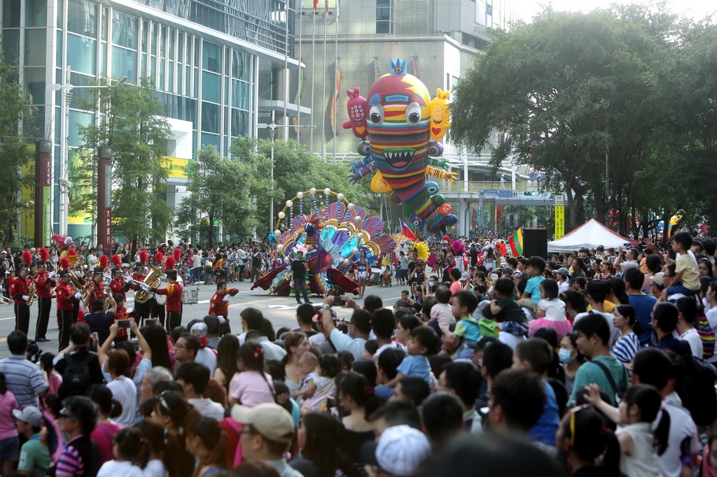 2017新北市兒童藝術節踩街，全新創座大型空飄氣球及怪獸花車，震撼吸睛