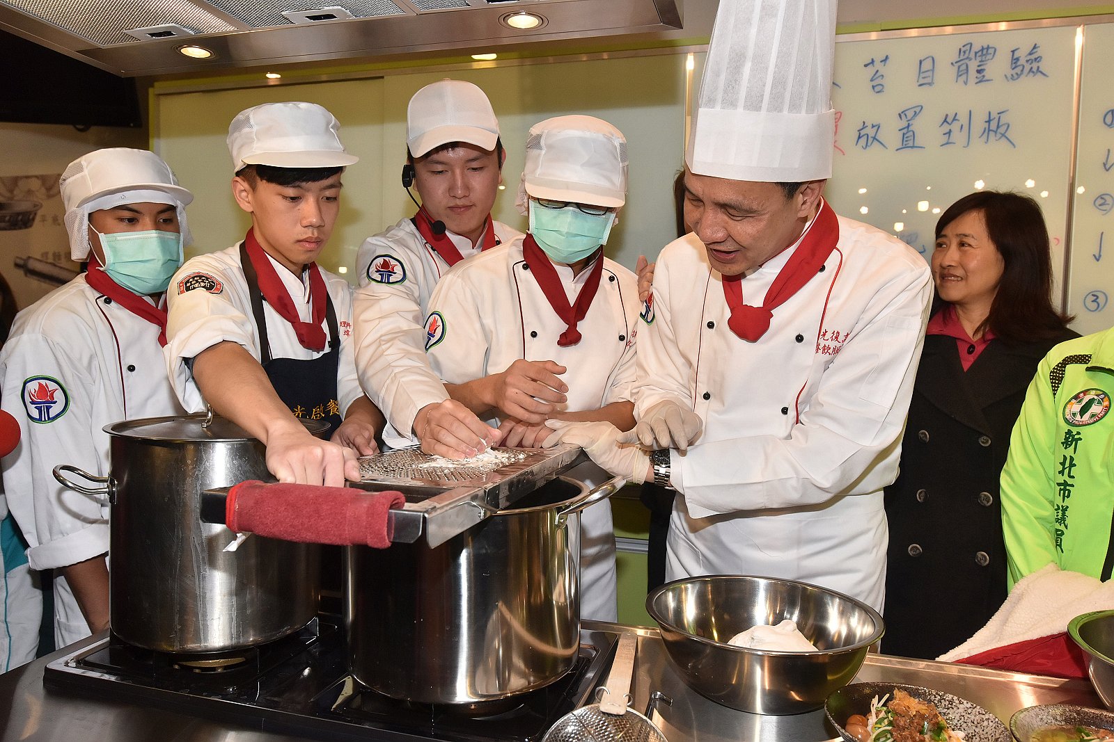 朱市長與學生一同體驗傳統米食─米苔目及芋圓的製作