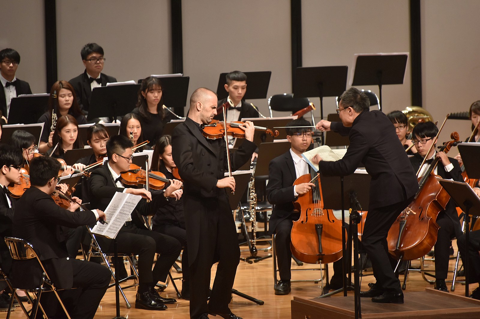 國際知名小提琴大師魯登·圖爾庫(Rudens Turku)與臺灣藝術大學音樂系交響樂團聯合演出