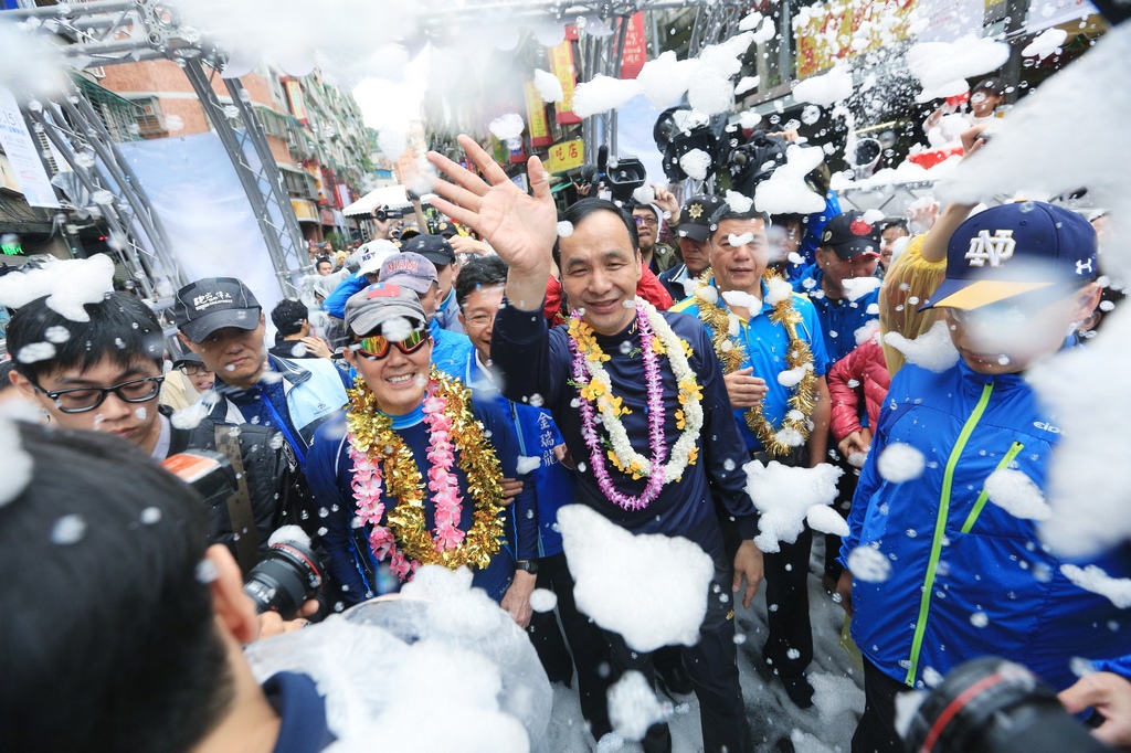 2018新北市潑水節活動，今年首次推出「歡樂泡泡趴」朱市長與馬前總統親自體驗