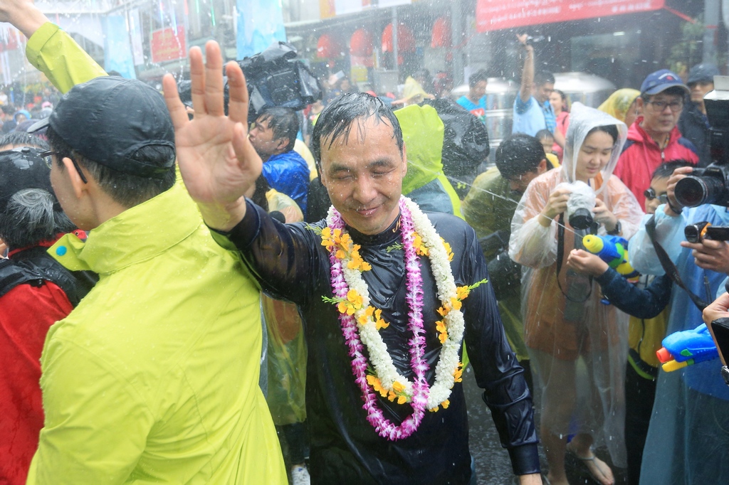 朱市長參加潑水節接受民眾潑水祈福