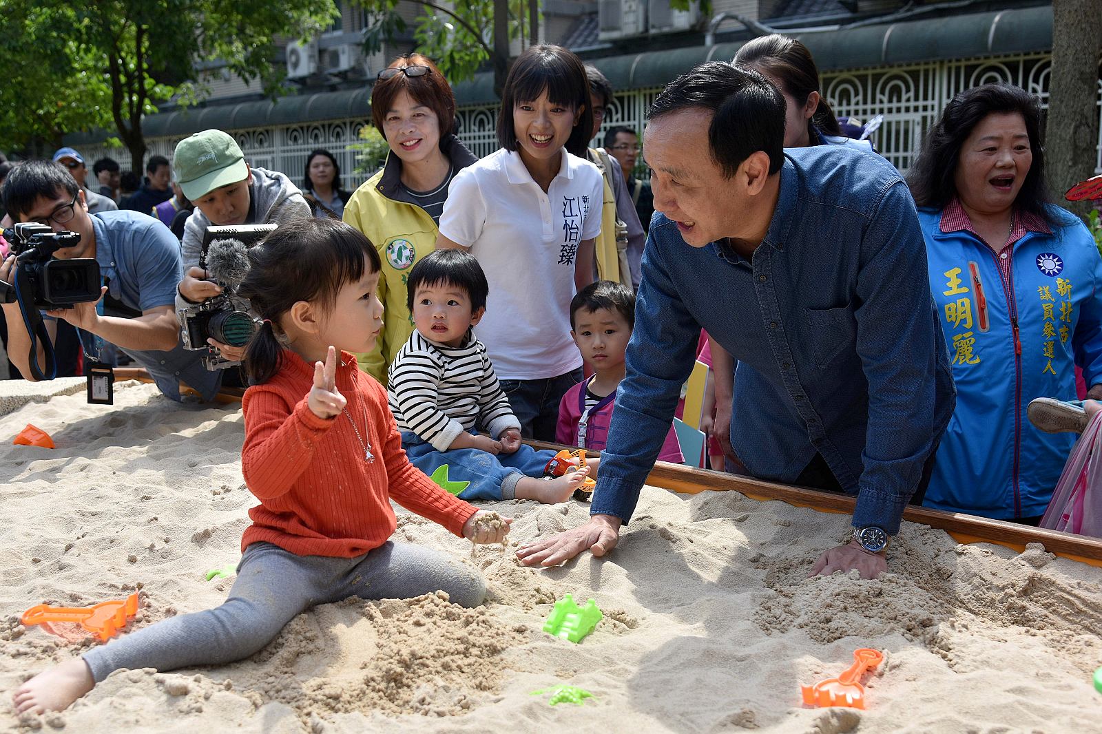 新北市長朱立倫與孩童們開心在公園裡共遊感受全新樂趣