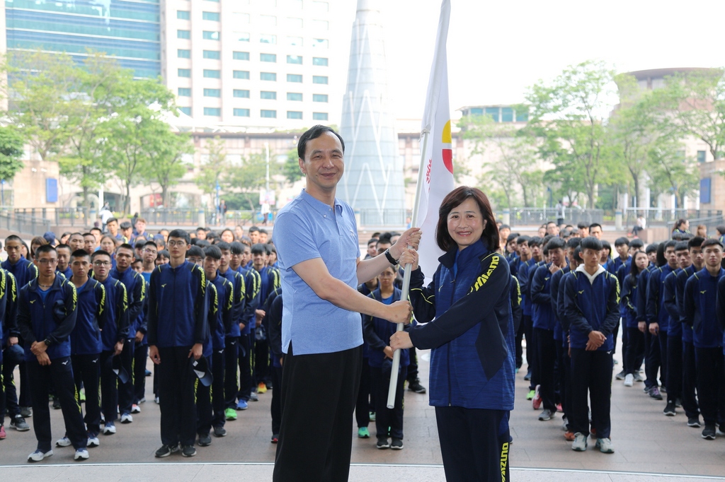 朱市長主持107年全中運新北代表隊授旗儀式，由教育局長林奕華代表