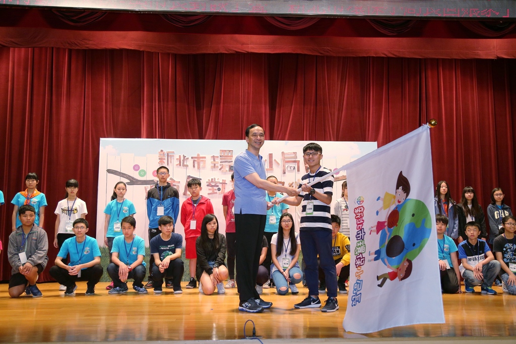 朱市長親自授旗成立環保小局長青年團，延續對環境保護的使命