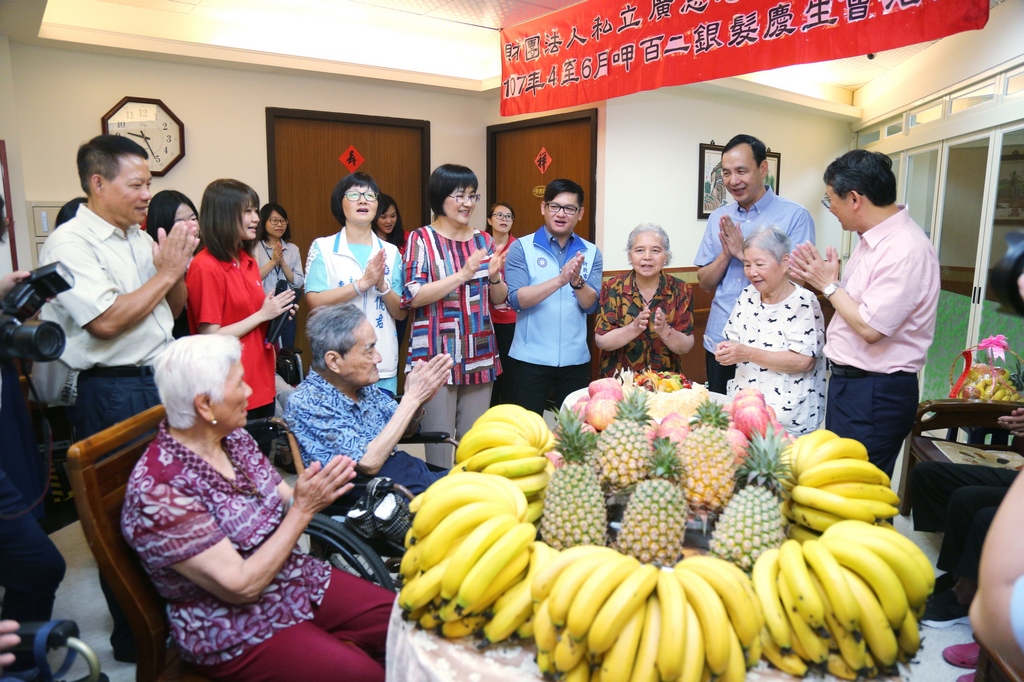 朱市長端午節慰問老人養護中心，致贈水果、加菜金並與長者一同慶生