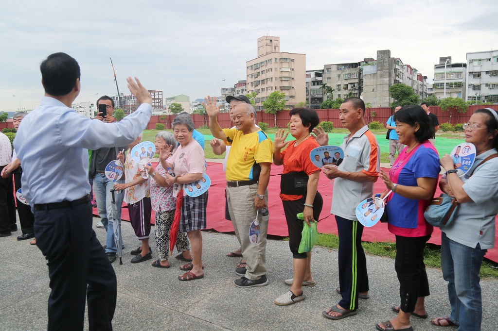 朱市長出席三重區公37活動中心暨停車場開工動土典禮，受到在地居民熱情歡迎